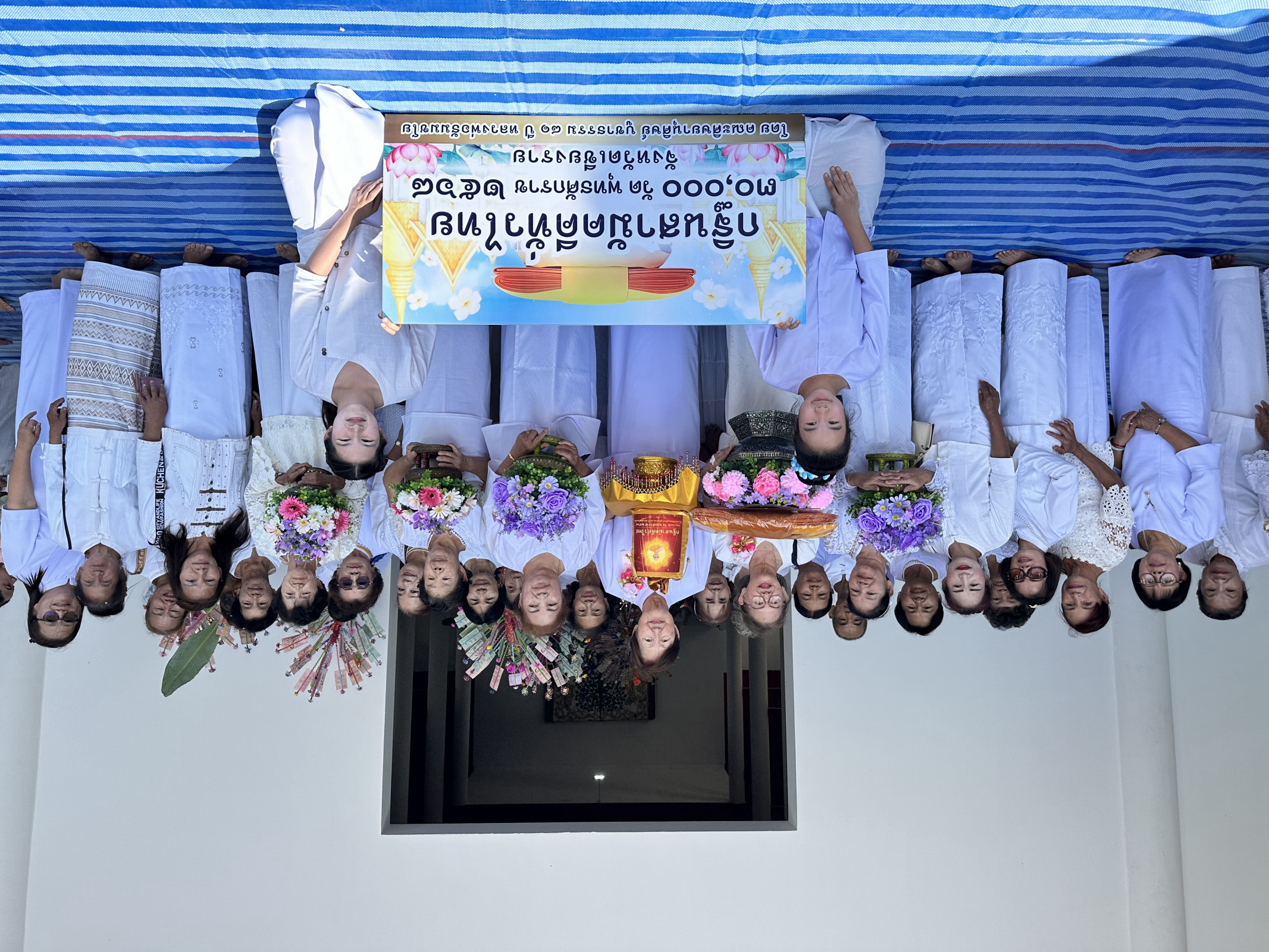 ภาพหมู่ถือพานถวายปัจจัยวัดแม่ต๋ำ