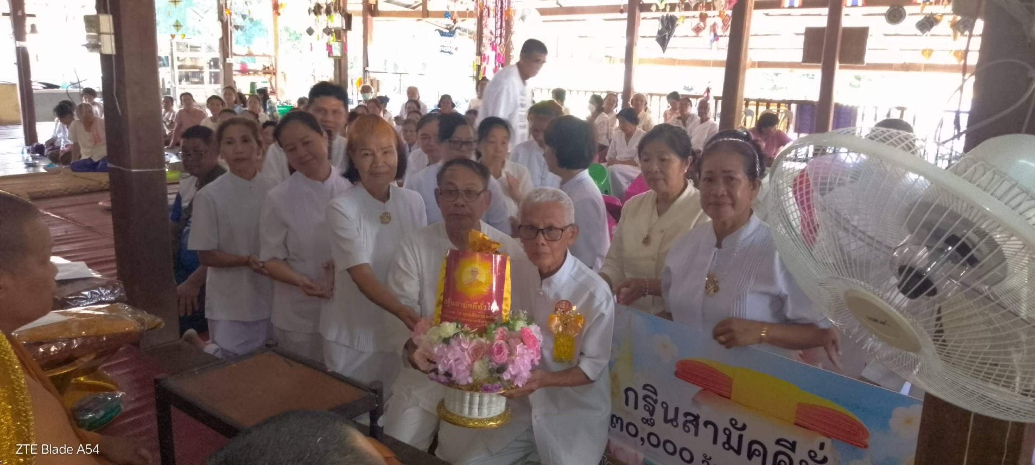 ภาพการถวายปัจจัยวัดสวนดอกสันทรายมูล