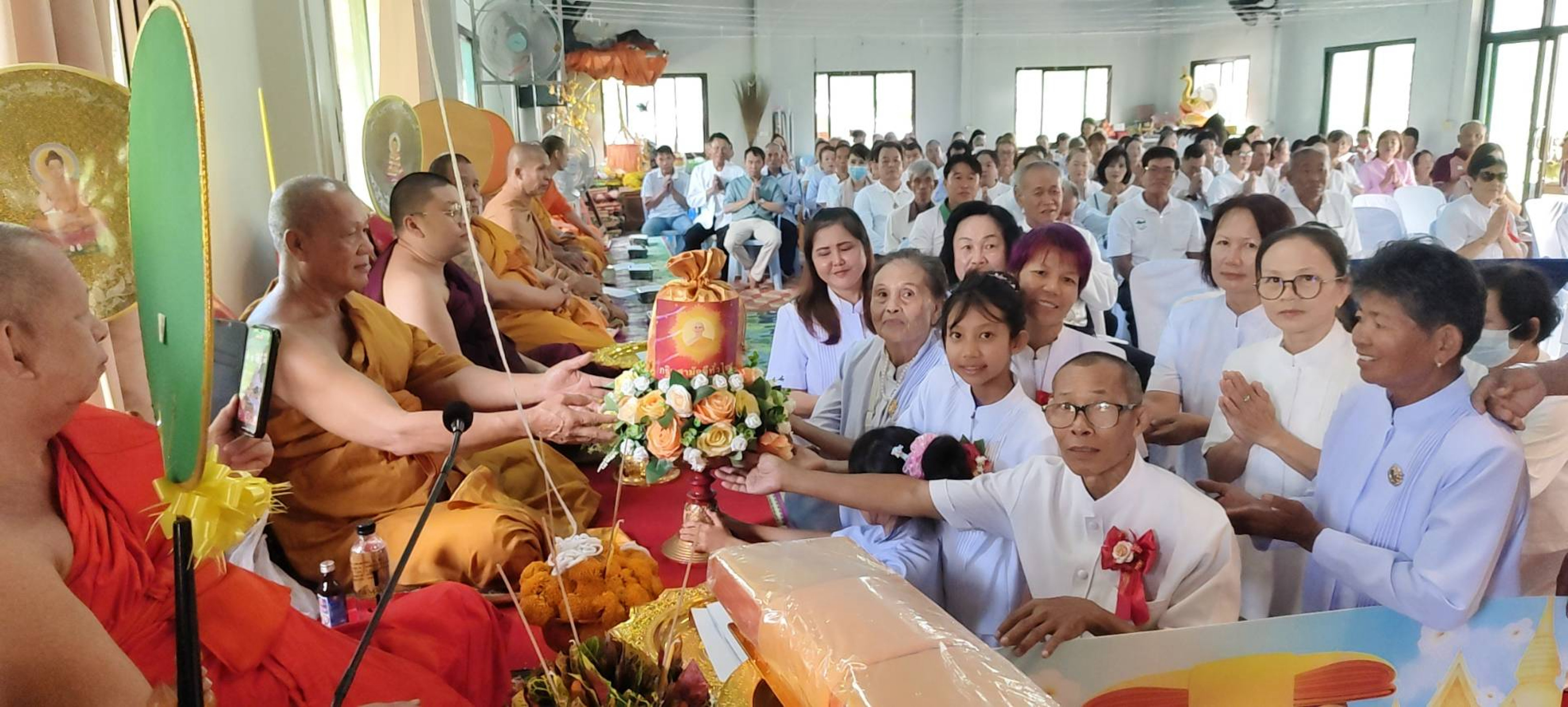 ภาพหมู่ถือพานถวายปัจจัยวัดร่องบัวทอง