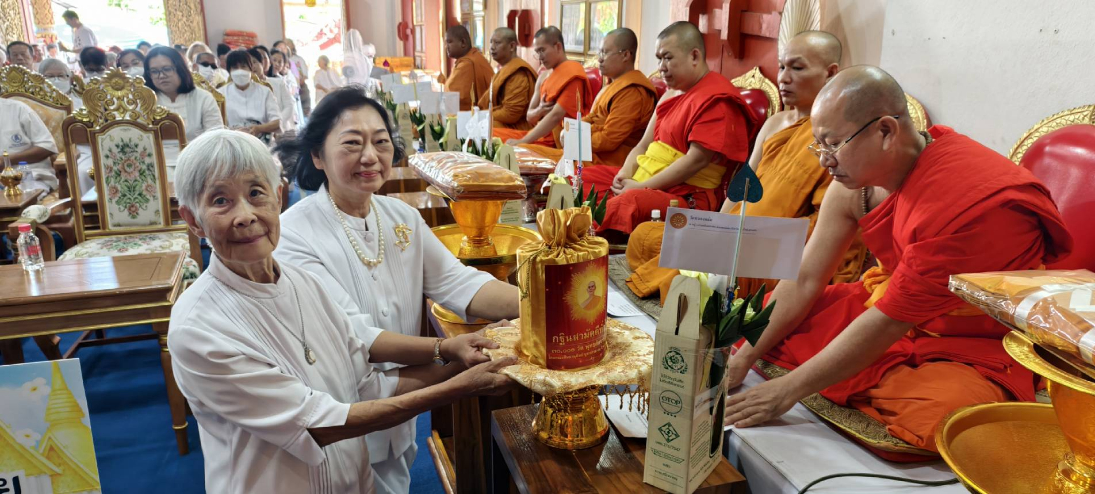 ภาพการถวายปัจจัยวัดหนองหล่ม