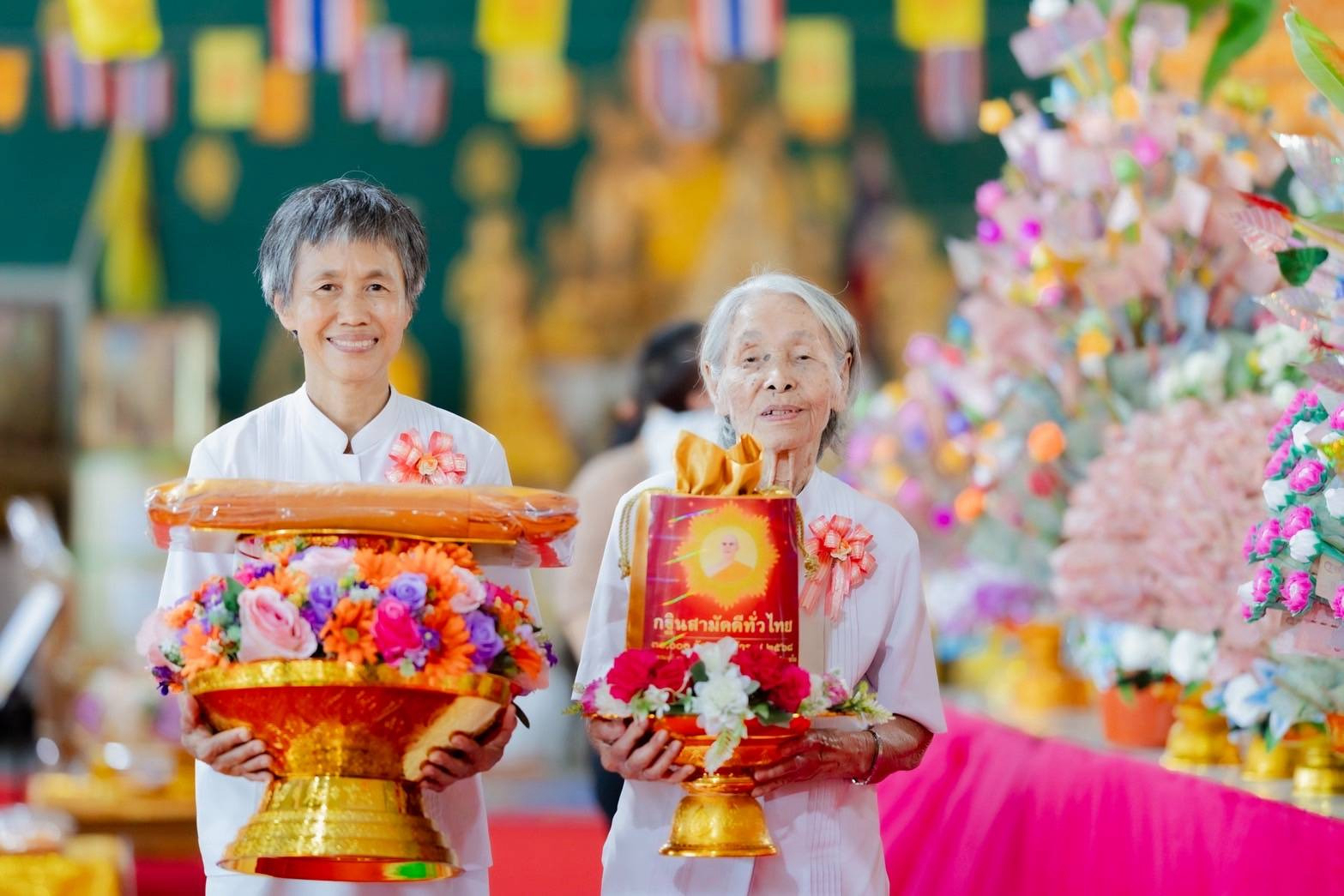 ภาพหมู่ถือพานถวายปัจจัยวัดหนองน้ำใส