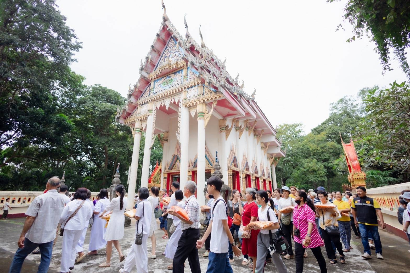 ภาพร่วมพิธีกรรมวัดหนองน้ำใส