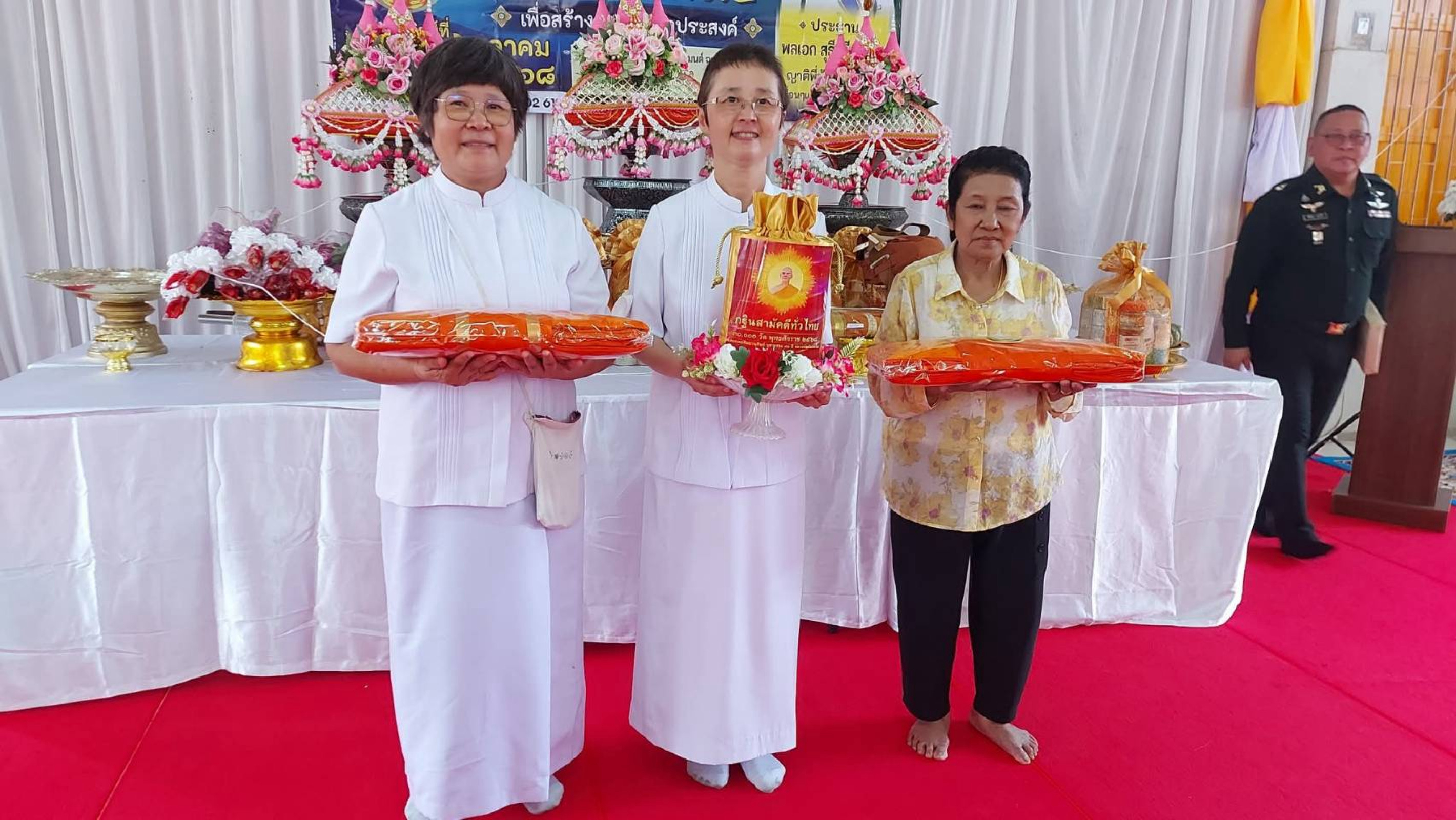 ภาพหมู่ถือพานถวายปัจจัยวัดปากท่อ