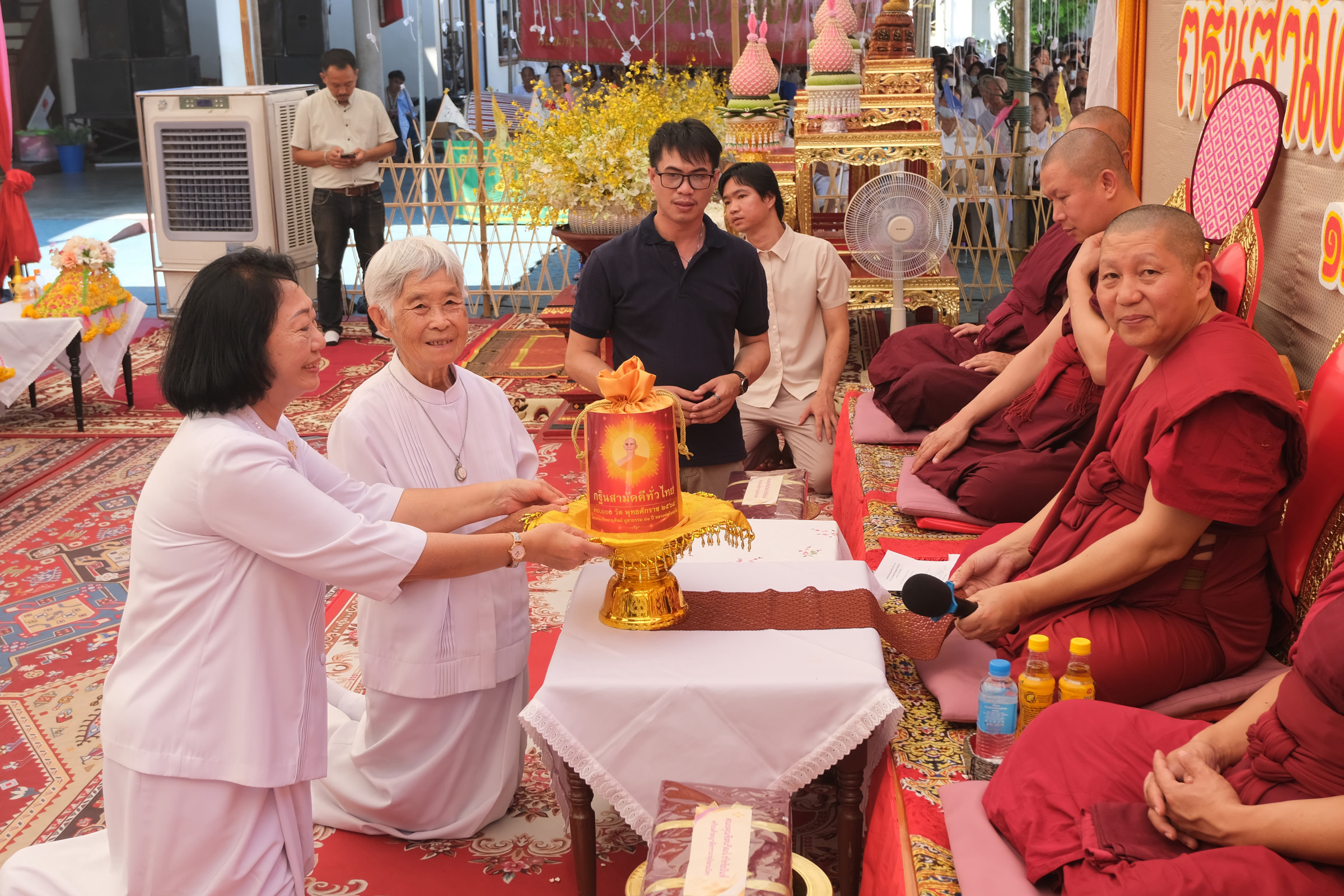 ภาพหมู่ถือพานถวายปัจจัยวัดบ้านปง