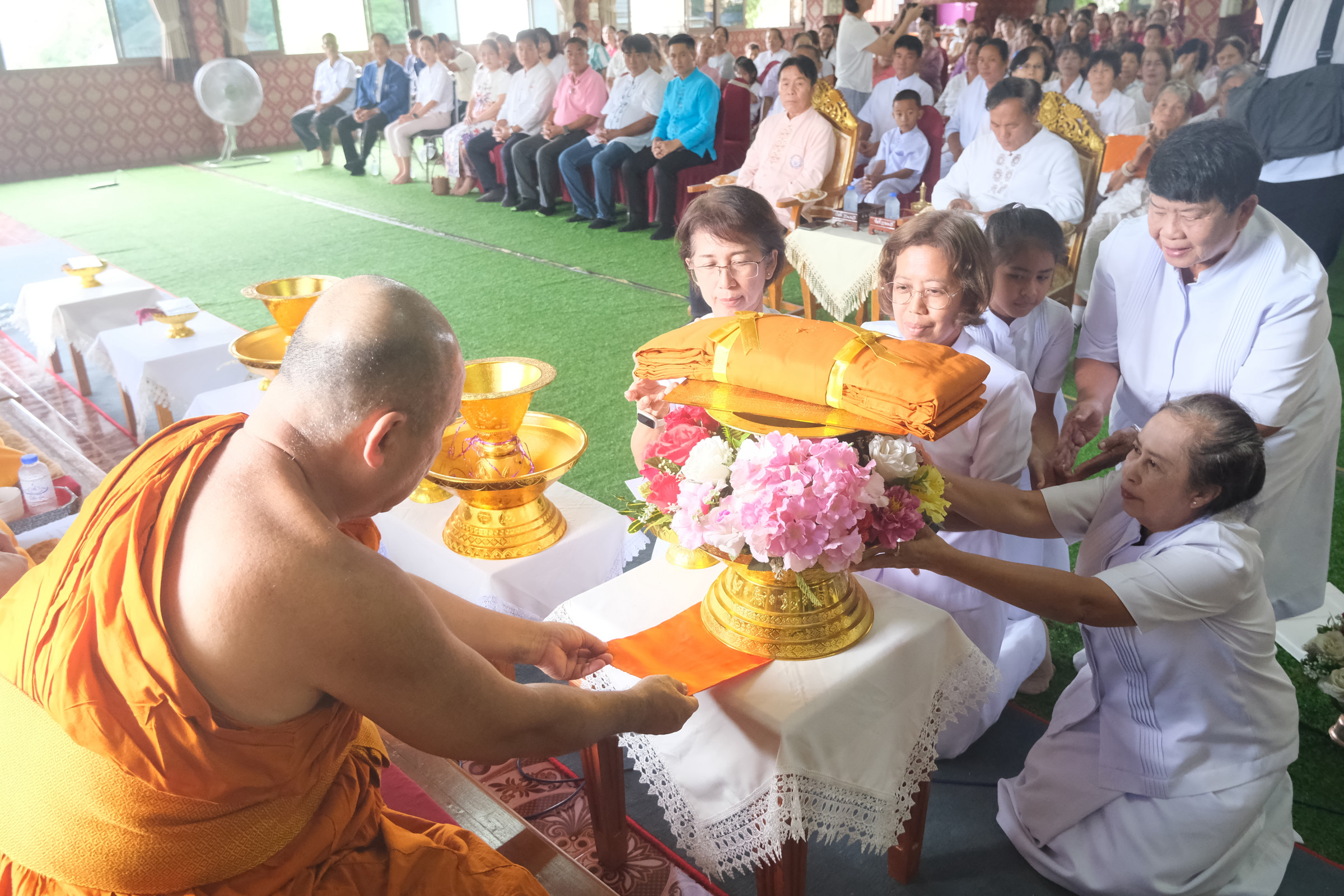 ภาพการถวายปัจจัยวัดห้วยไร่