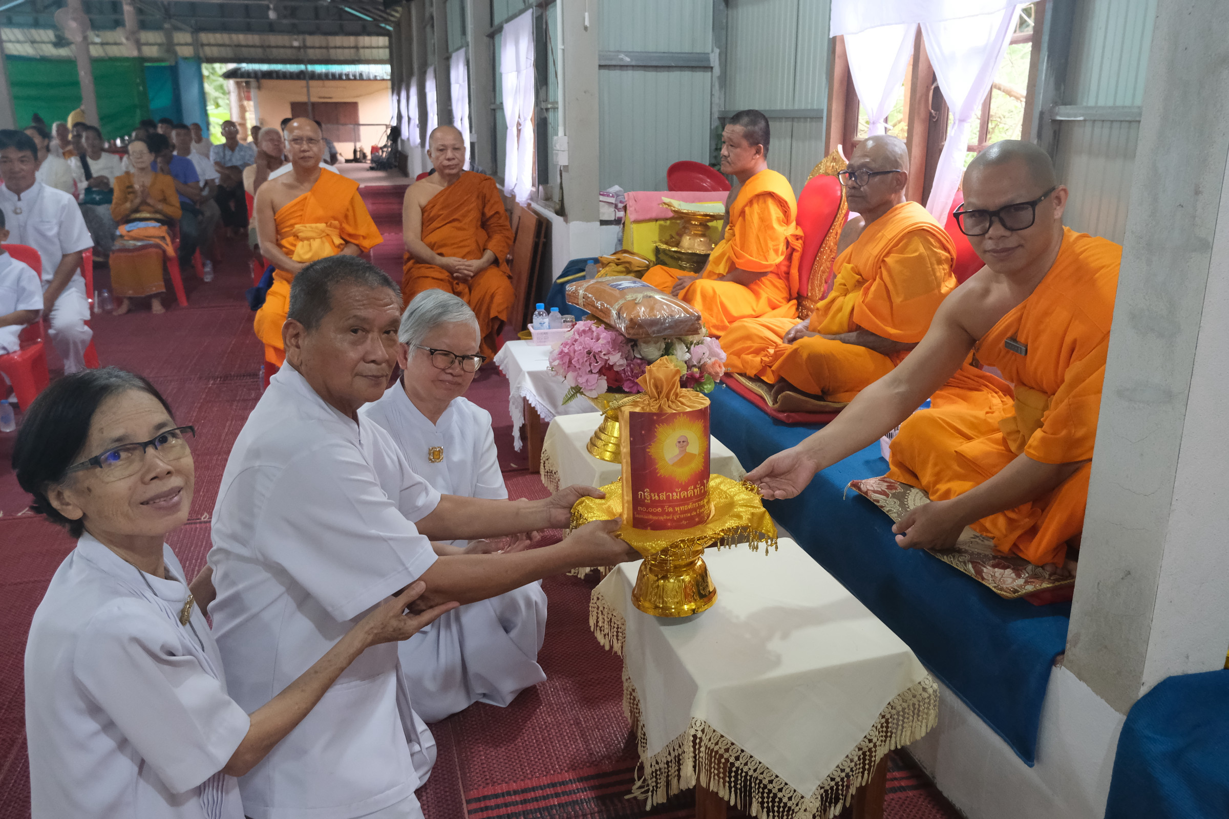ภาพการถวายปัจจัยที่พักสงฆ์ปัญญาคุณาราม (เหล่ายาว)