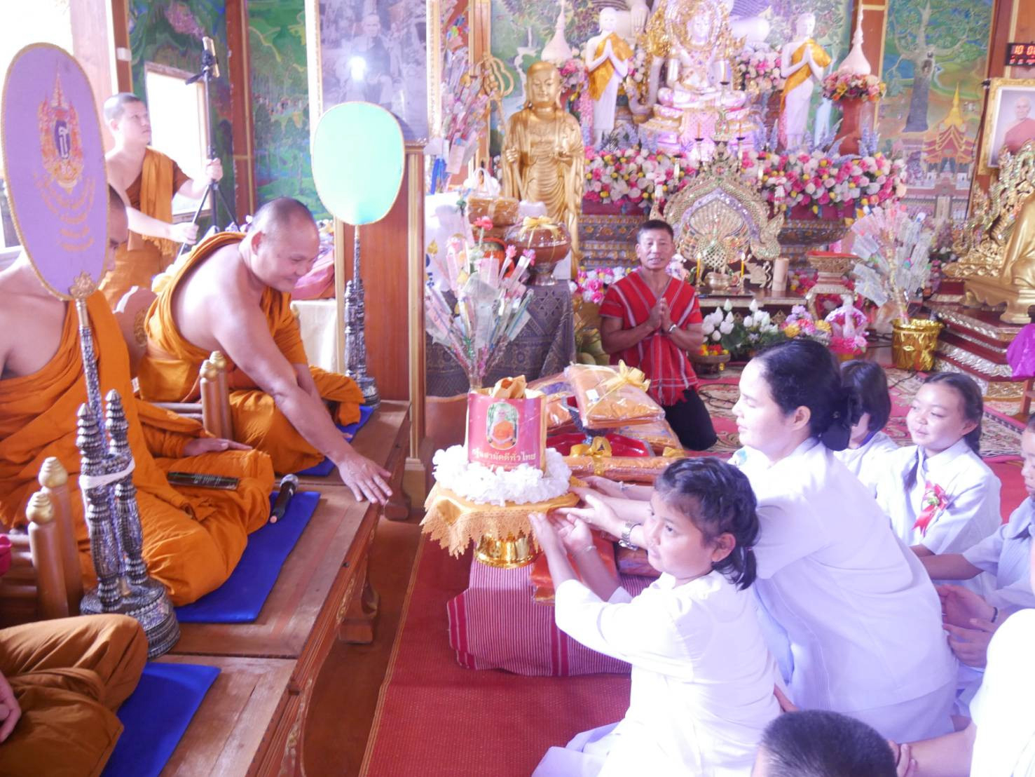 ภาพการถวายปัจจัยวัดห้วยบง