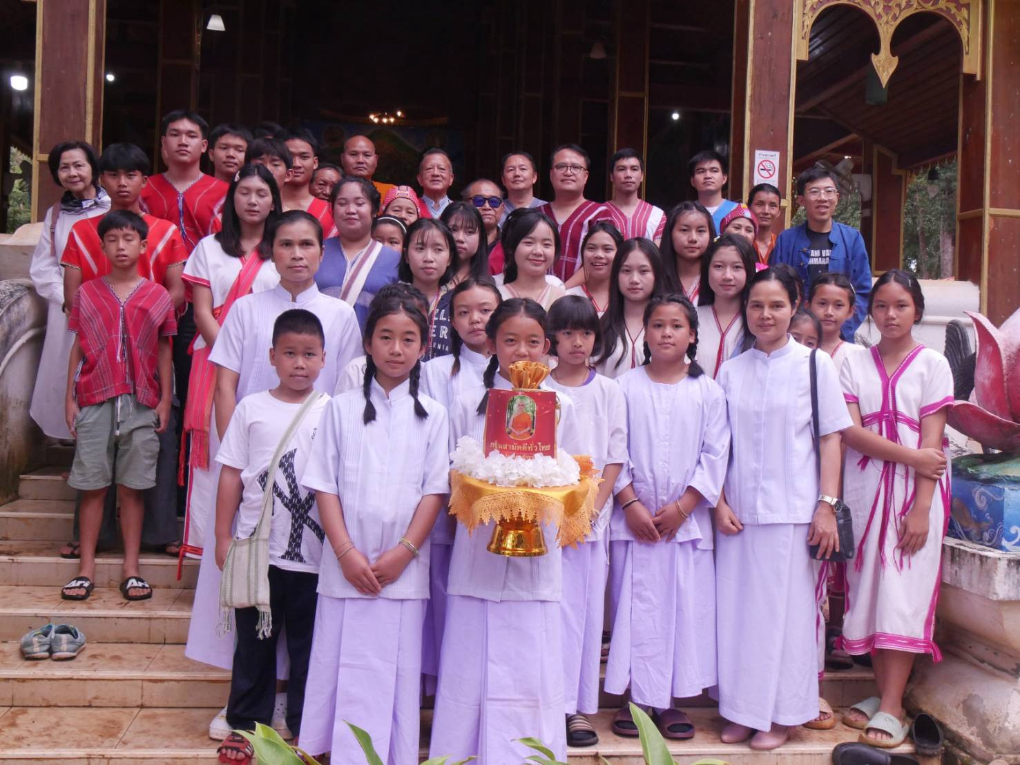 ภาพหมู่ถือพานถวายปัจจัยวัดห้วยบง