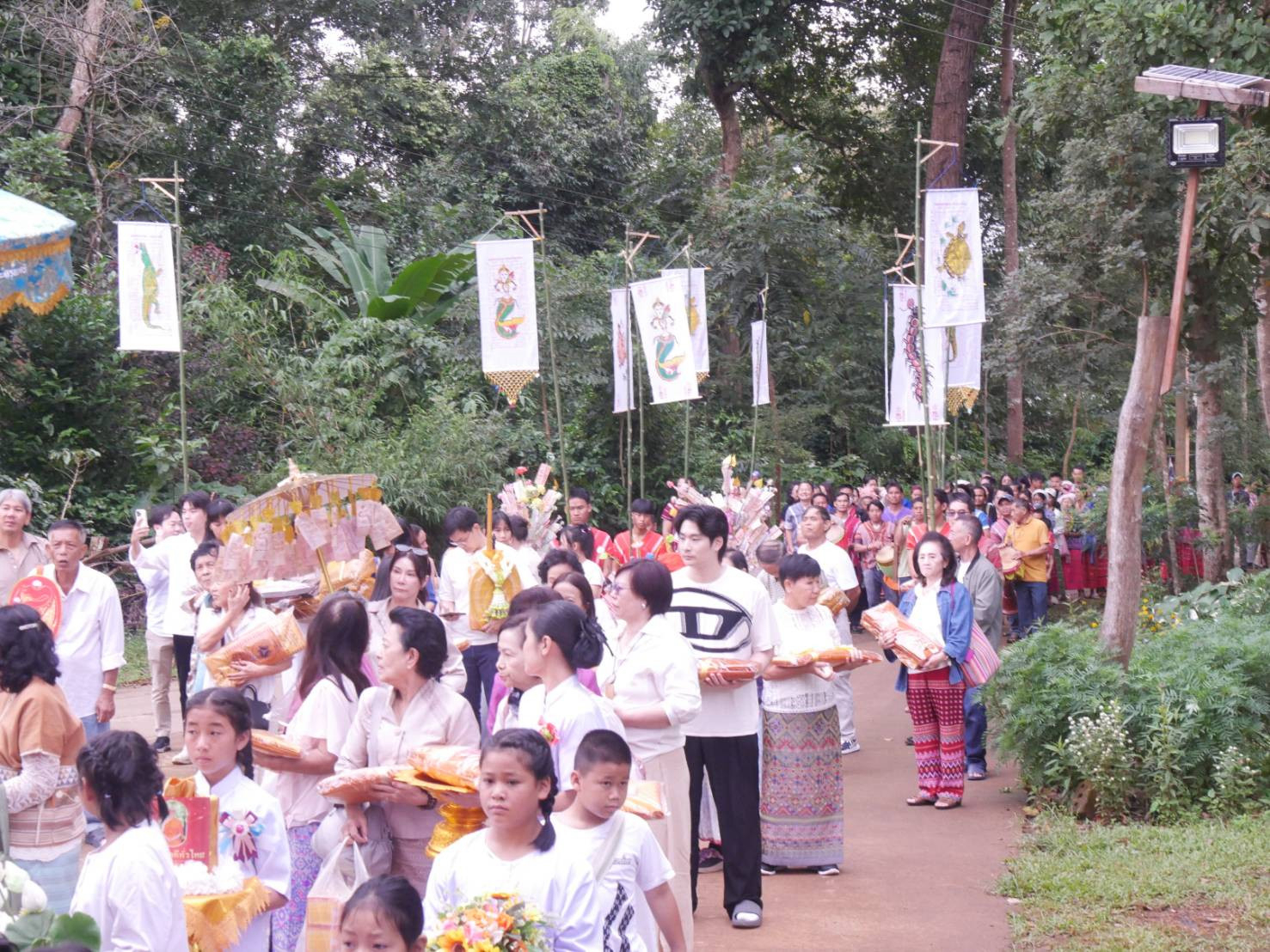 ภาพร่วมพิธีกรรมวัดห้วยบง