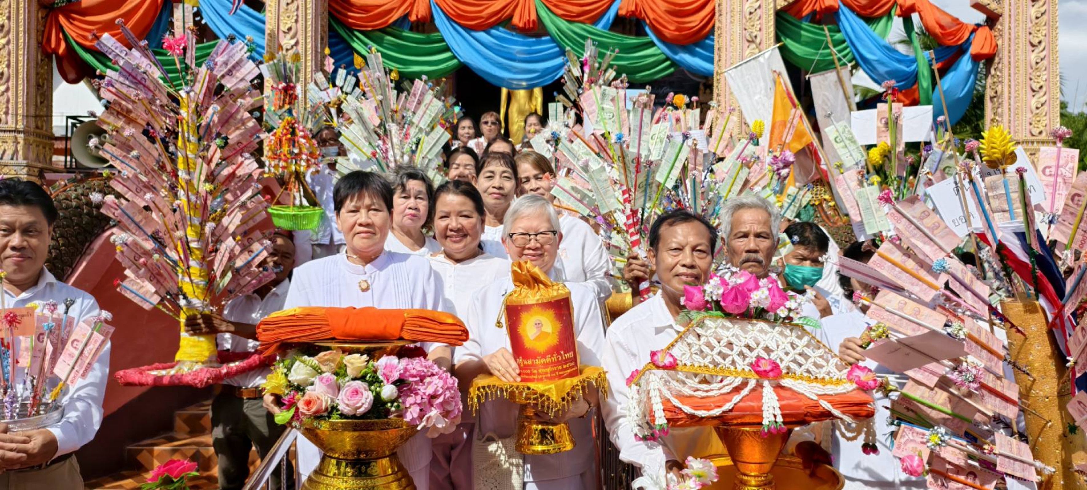 ภาพหมู่ถือพานถวายปัจจัยวัดบ้านโป่ง