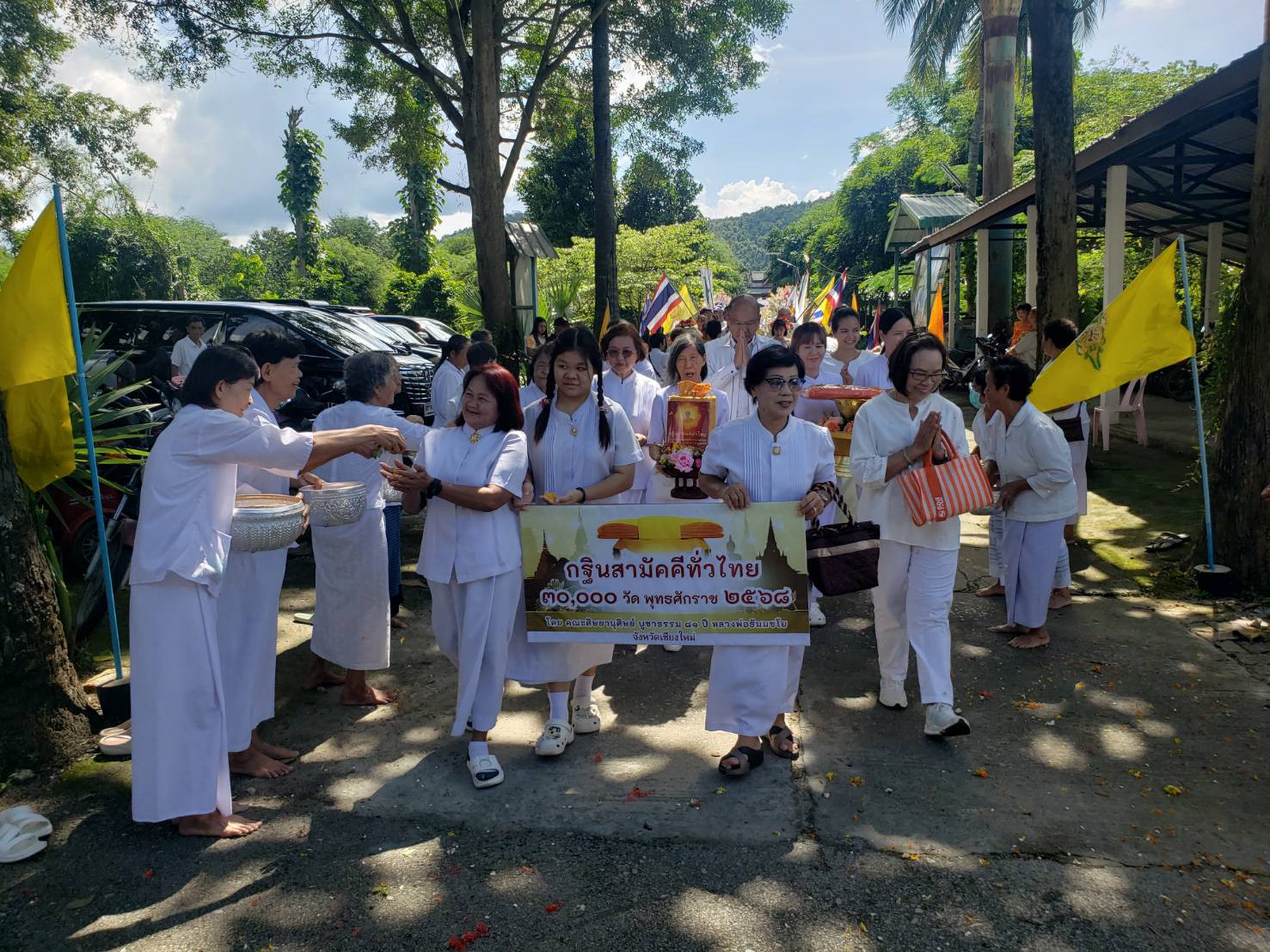 ภาพร่วมขบวนกฐินวัดป่าแงะ