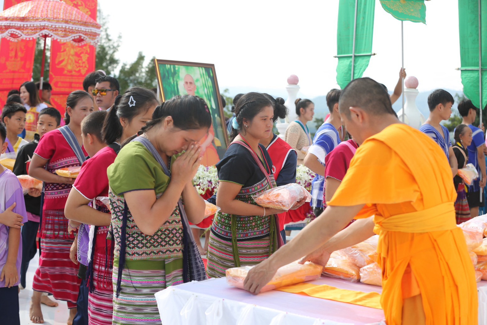 ภาพร่วมพิธีกรรมวัดดงดินแดง