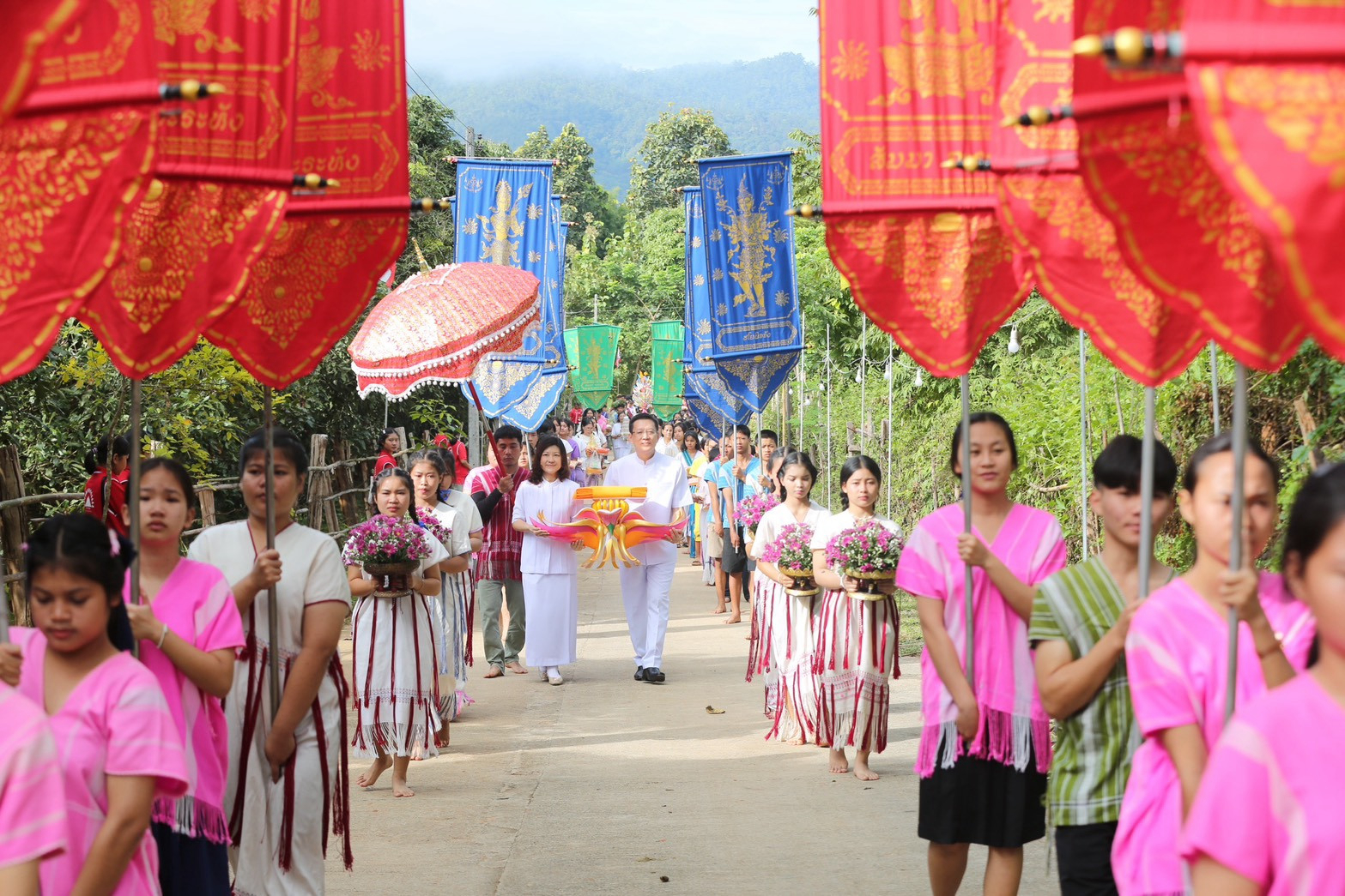 ภาพร่วมพิธีกรรมวัดดงดินแดง