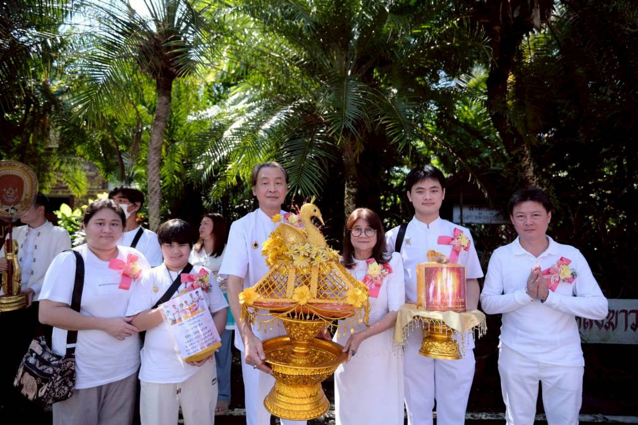ภาพหมู่ถือพานถวายปัจจัยวัดร้องวัวแดง