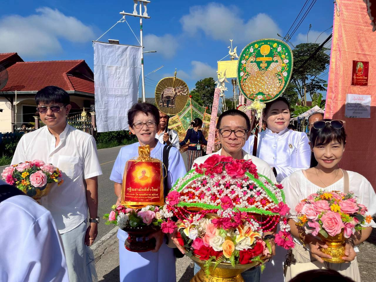 ภาพหมู่ถือพานถวายปัจจัยวัดม่วงม้าใต้