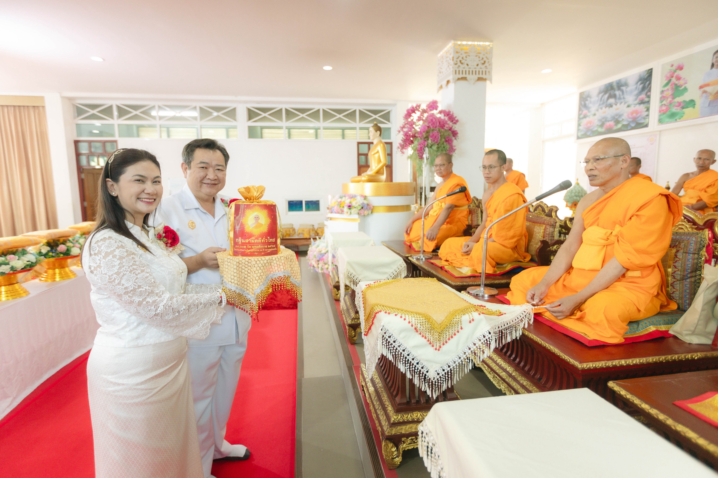 ภาพหมู่ถือพานถวายปัจจัยวัดกิ่วลม