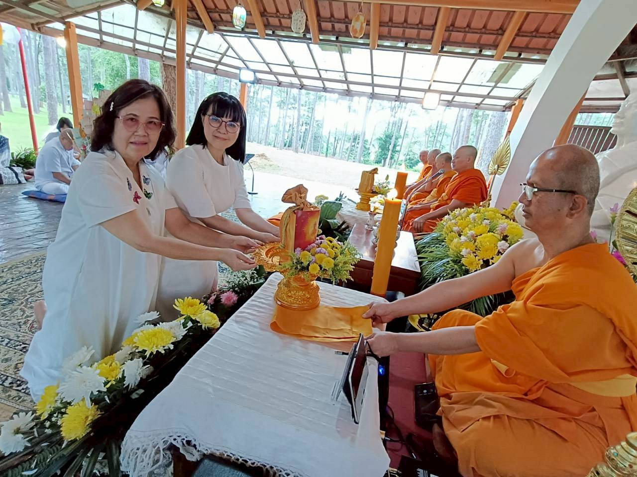 ภาพการถวายปัจจัยสนแก้ววนาราม