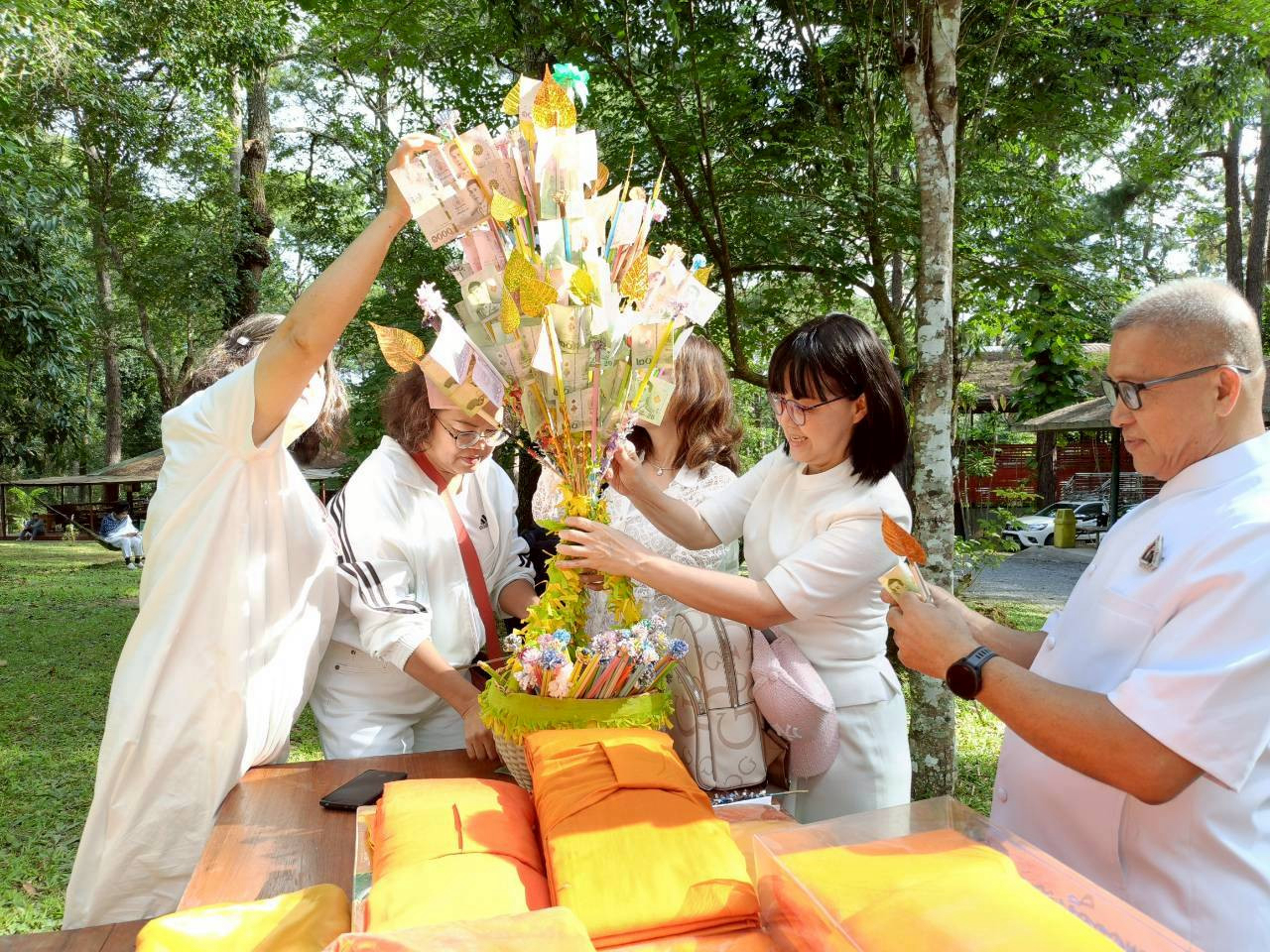 ภาพหมู่ถือพานถวายปัจจัยสนแก้ววนาราม