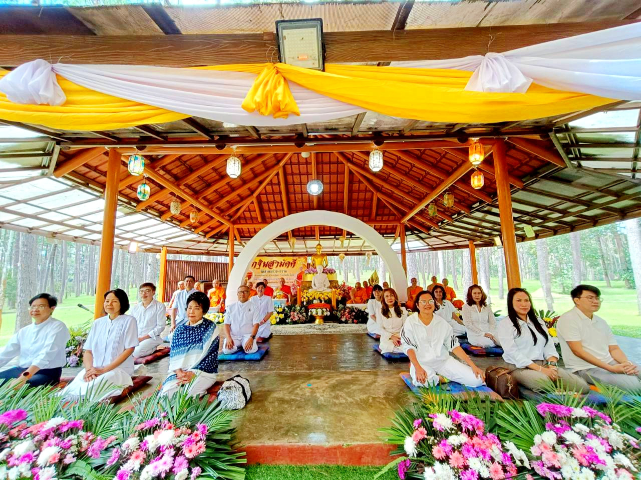 ภาพร่วมพิธีกรรมสนแก้ววนาราม