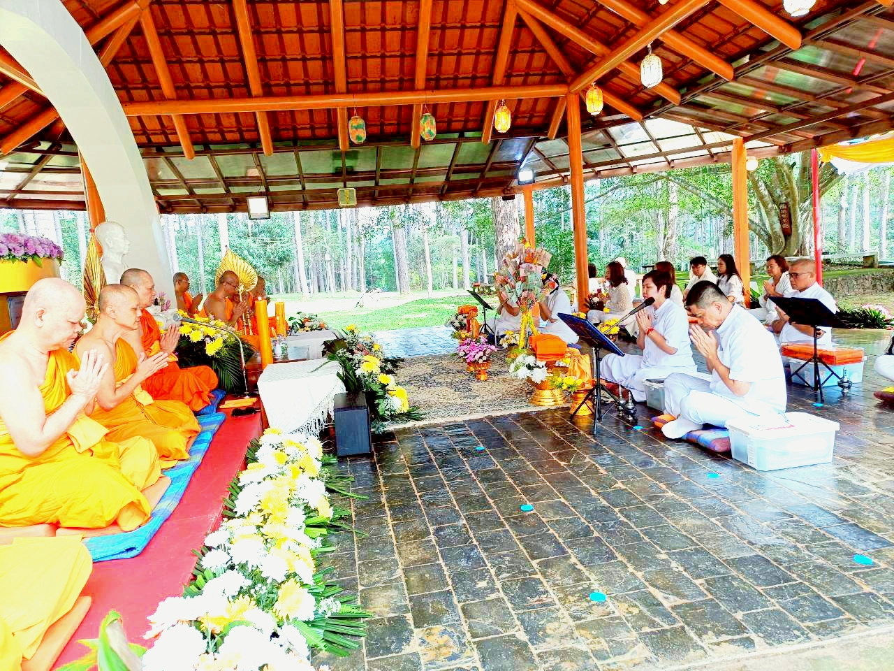 ภาพร่วมพิธีกรรมสนแก้ววนาราม