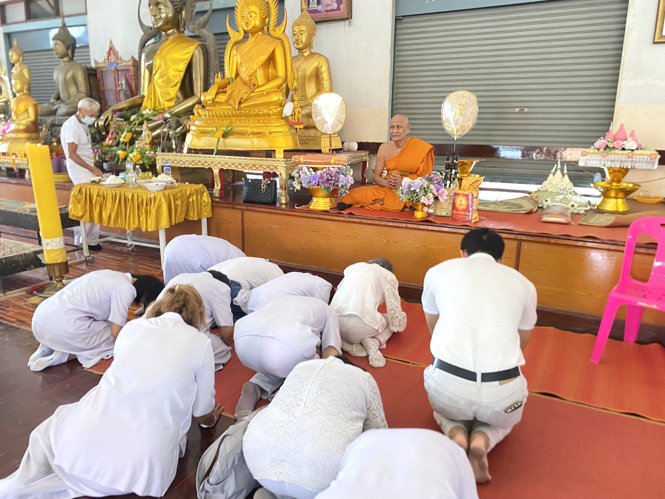 ภาพหมู่ถือพานถวายปัจจัยวัดสว่างวงษ์