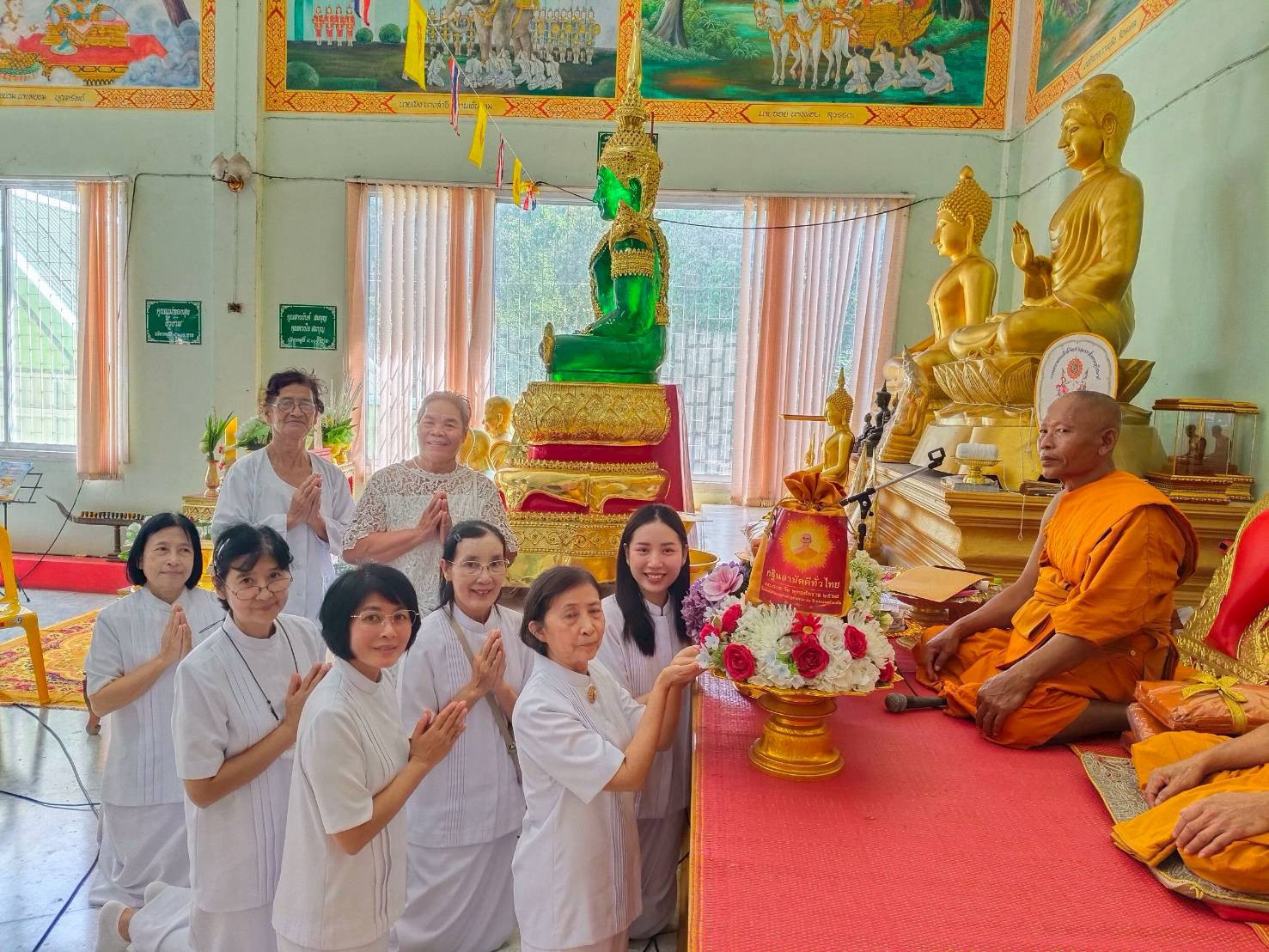 ภาพหมู่ถือพานถวายปัจจัยวัดเขาฝา