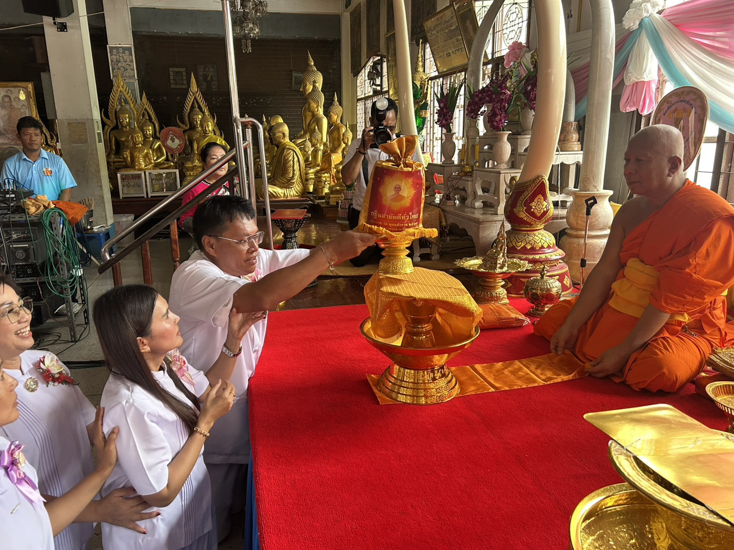 ภาพการถวายปัจจัยวัดหางน้ำหนองแขม