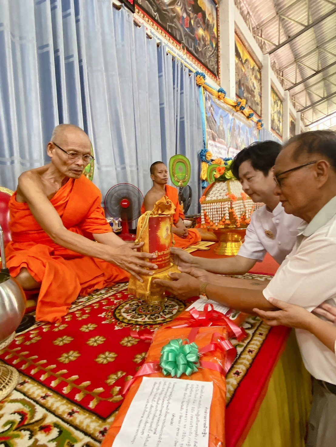 ภาพการถวายปัจจัยวัดไพศาลี