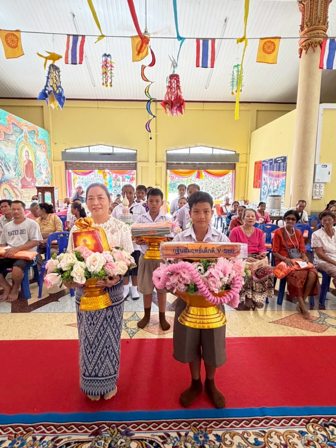 ภาพหมู่ถือพานถวายปัจจัยวัดหัวถนนใต้