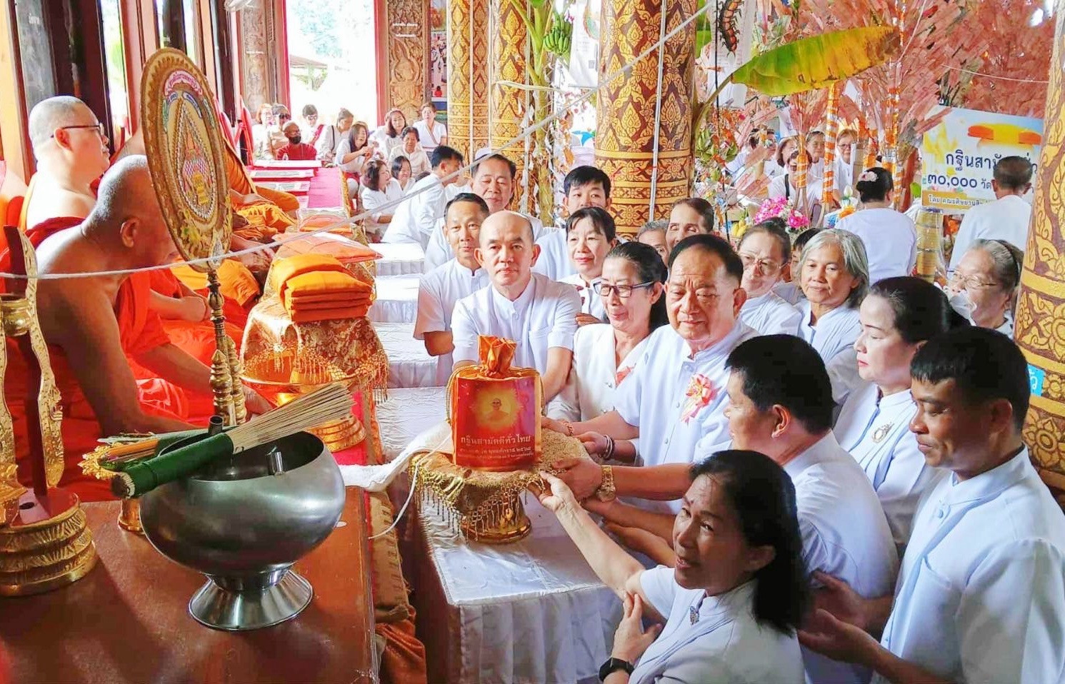 ภาพการถวายปัจจัยวัดศรีบุญเรือง