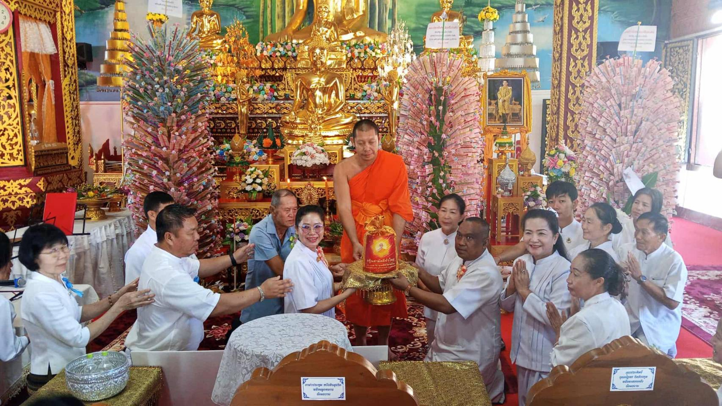 ภาพการถวายปัจจัยวัดทราย