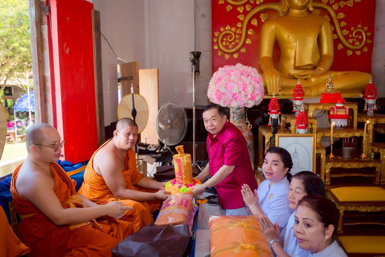 ภาพการถวายปัจจัยวัดนาสาร