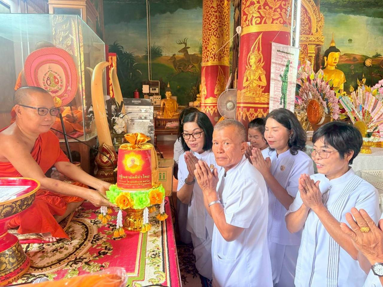 ภาพการถวายปัจจัยวัดพระร่วง