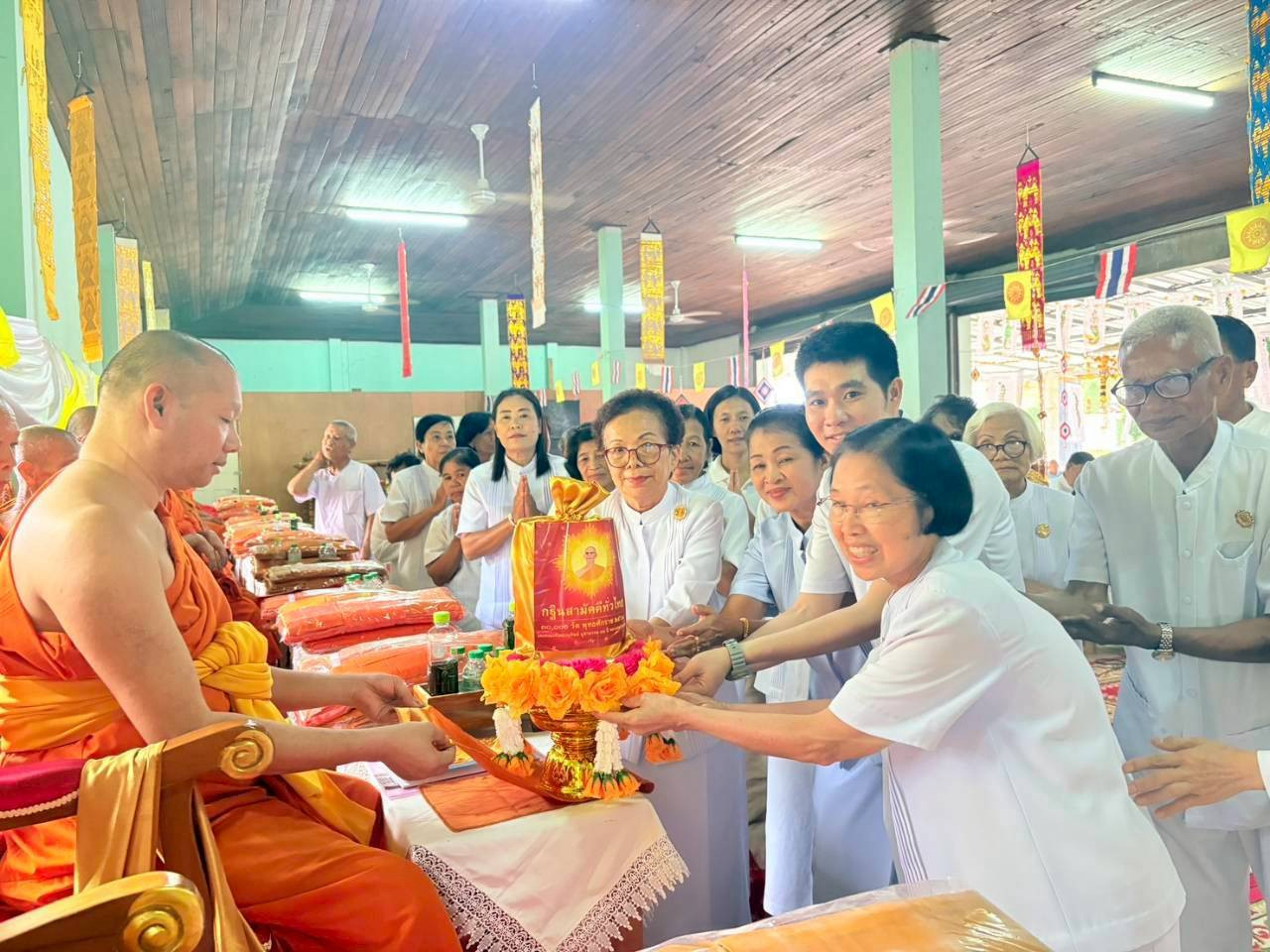 ภาพการถวายปัจจัยวัดหนองบัว