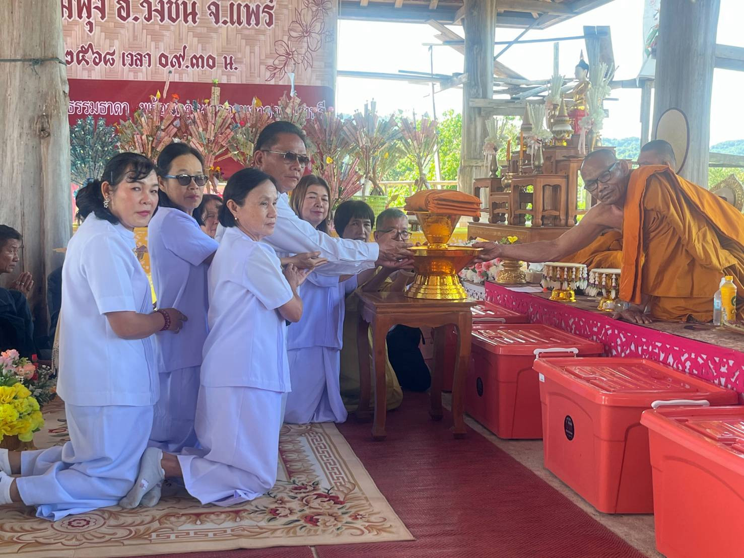 ภาพการถวายปัจจัยวัดปางมะโอ