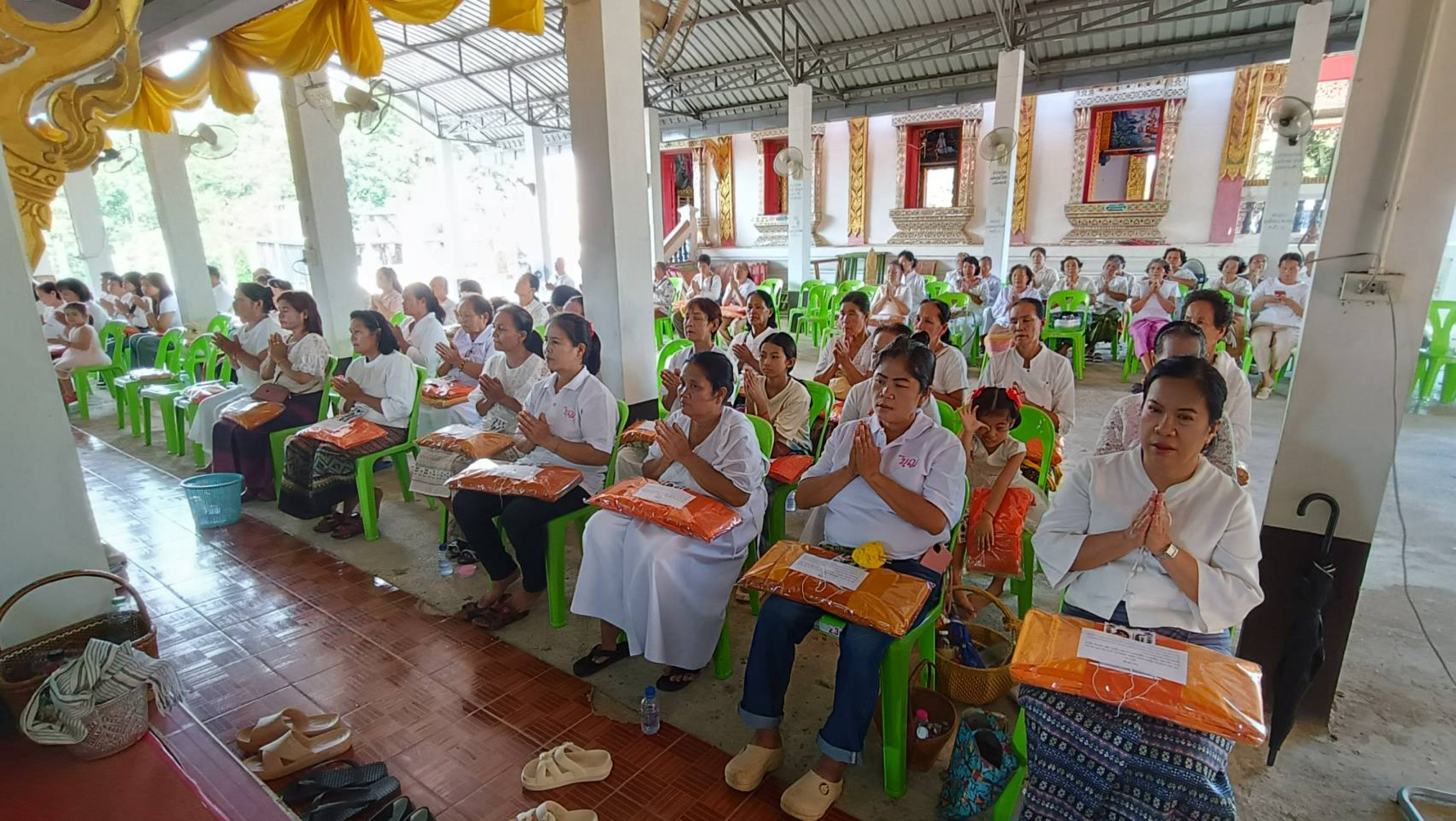 ภาพร่วมพิธีกรรมวัดปางมะโอ