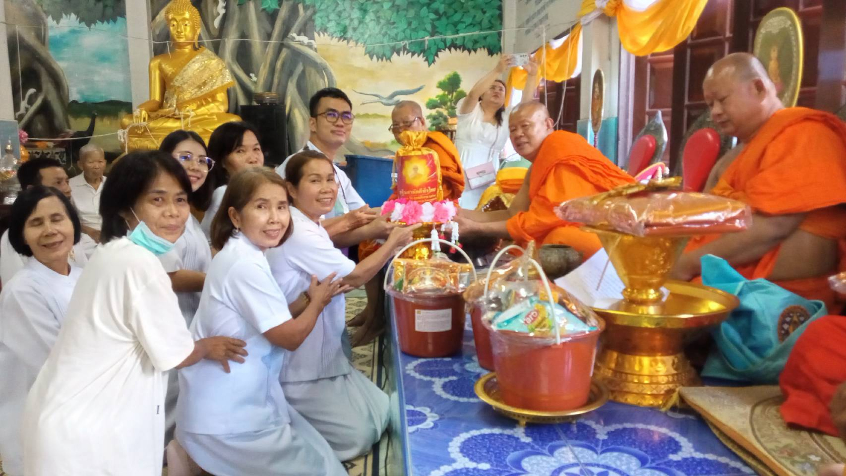 ภาพการถวายปัจจัยวัดห้วยไร่