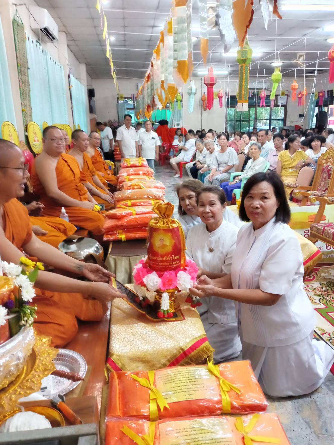 ภาพการถวายปัจจัยวัดเด่นทัพชัย