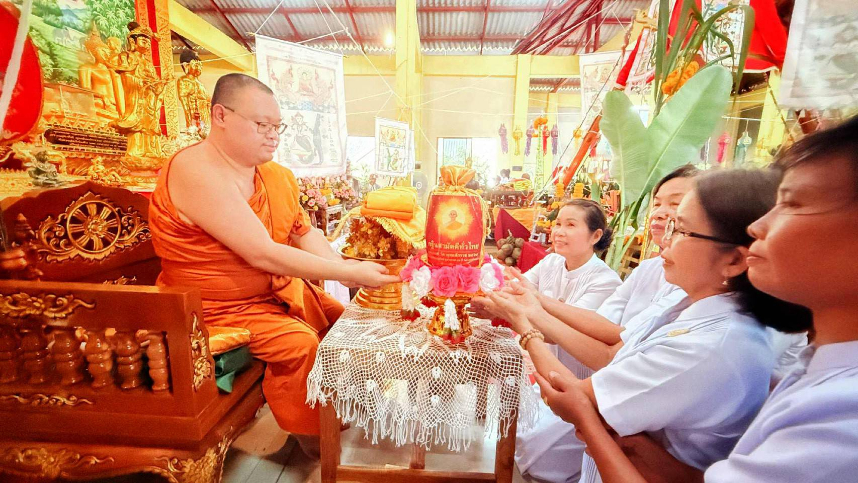 ภาพการถวายปัจจัยวัดอัมพวนาราม