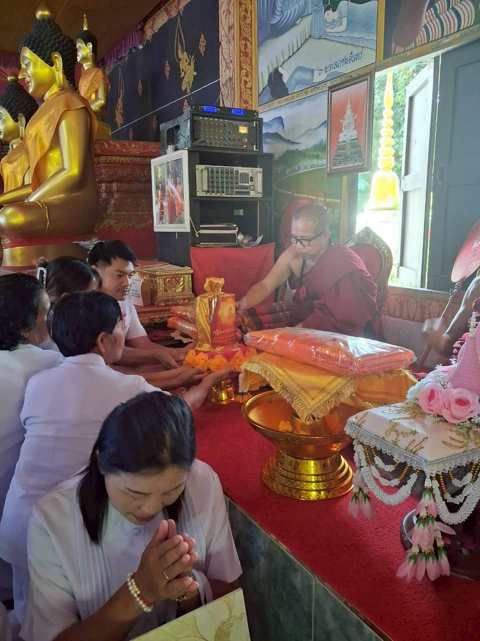 ภาพการถวายปัจจัยวัดพระธาตุพระลอ