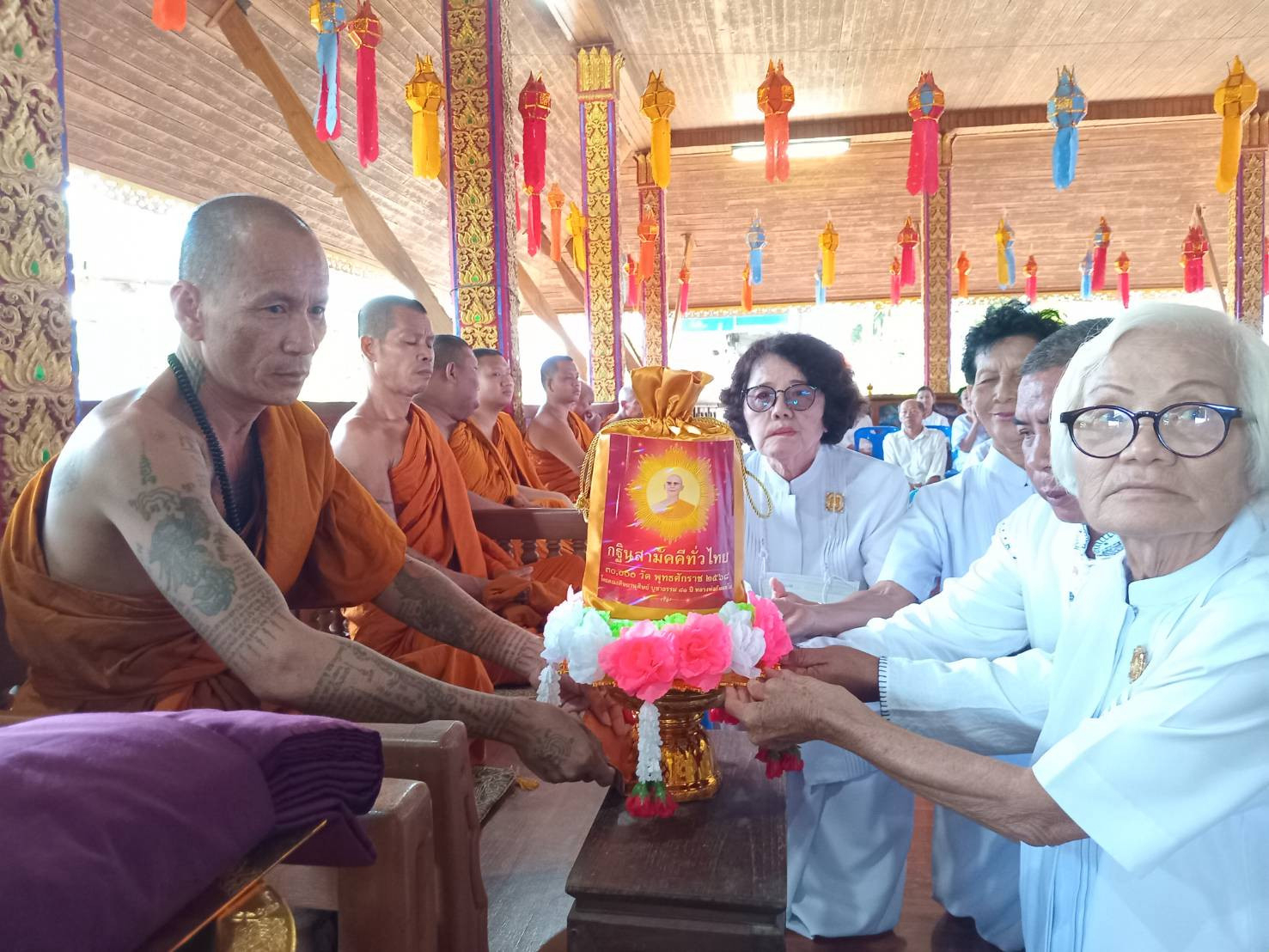ภาพการถวายปัจจัยวัดวิเวก (วัดทุ่งคัวะ)