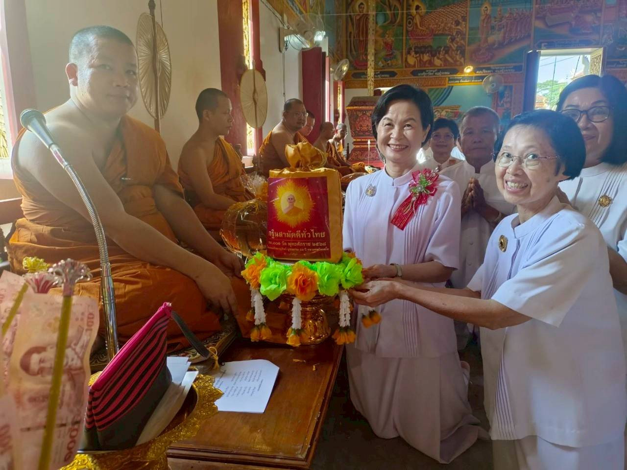 ภาพการถวายปัจจัยวัดสองแคว