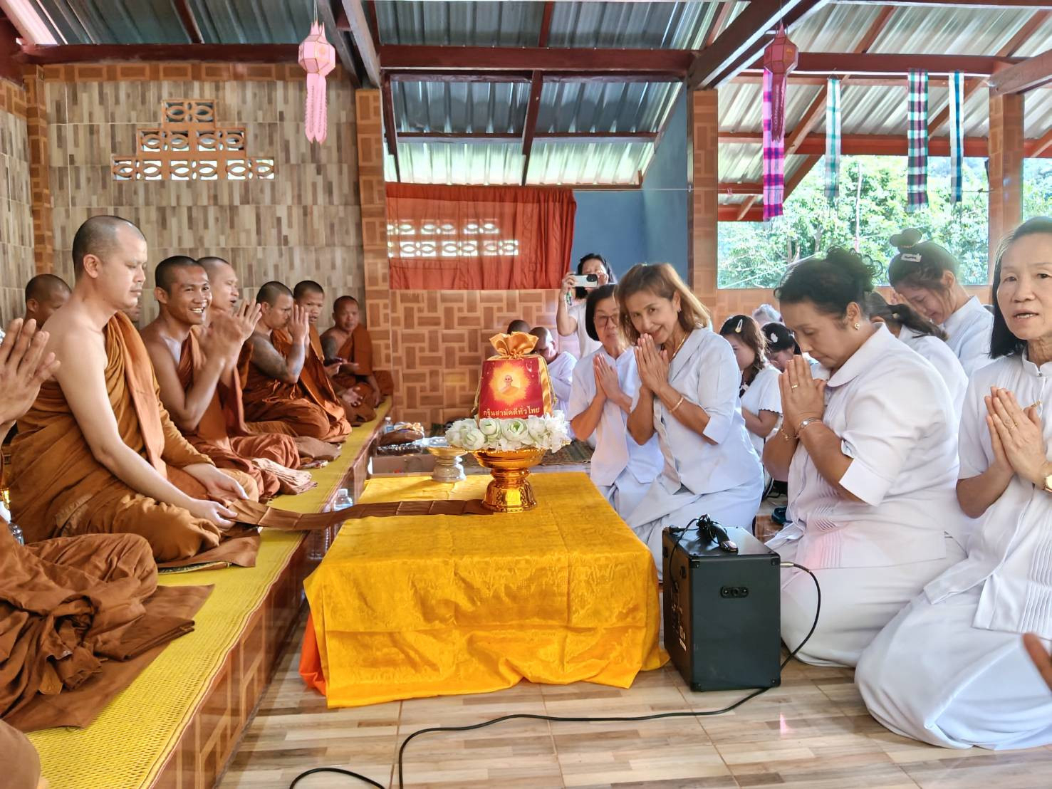 ภาพการถวายปัจจัยสำนักสงฆ์แม่หาด