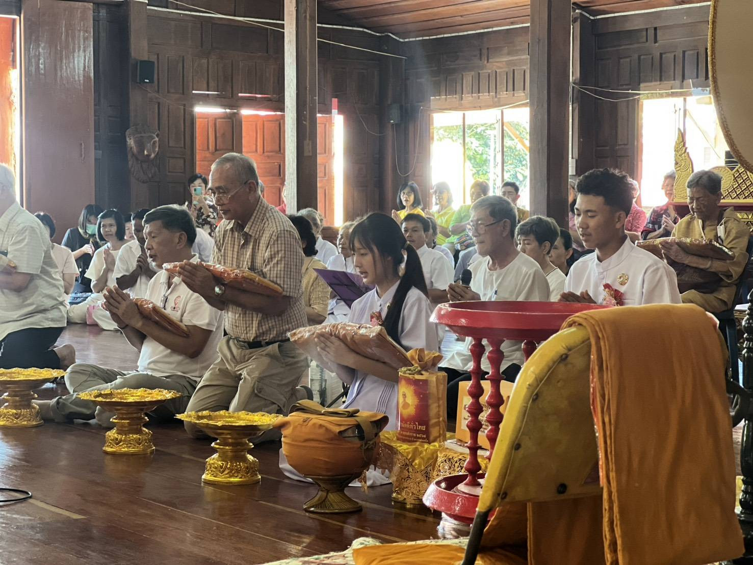 ภาพร่วมพิธีกรรมวัดทุ่งรวงทอง