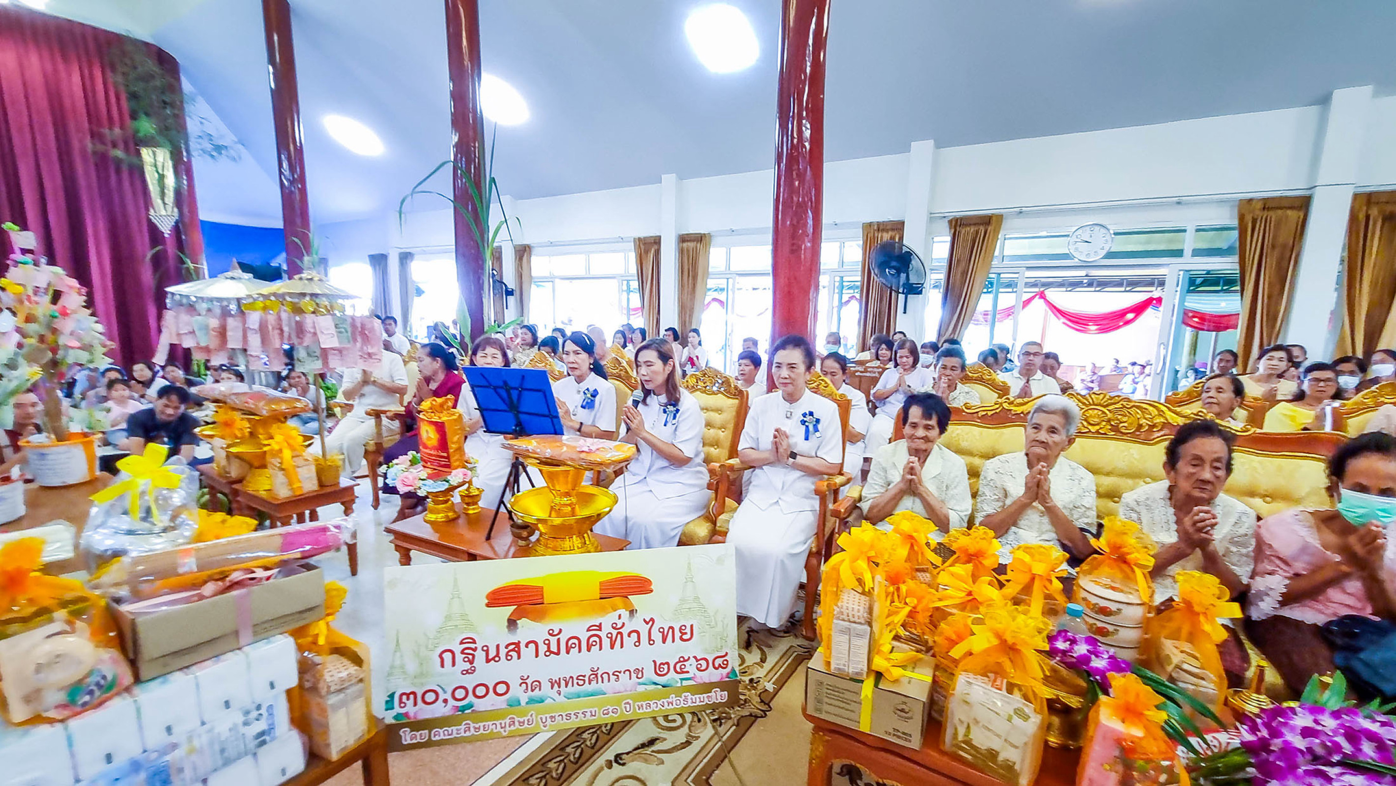 ภาพหมู่ถือพานถวายปัจจัยวัดเจดีย์หอย