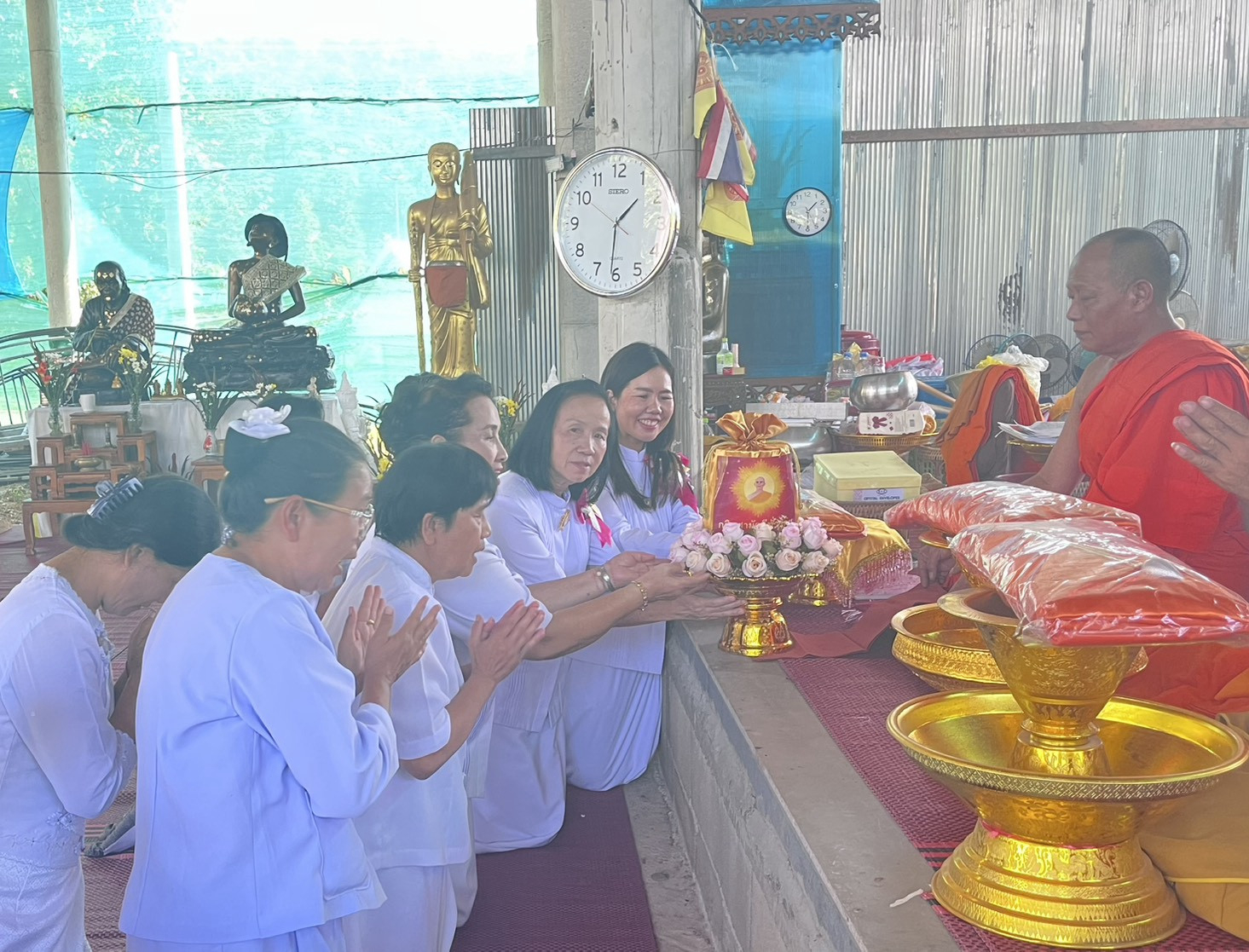 ภาพการถวายปัจจัยสำนักสงฆ์ชานเมือง