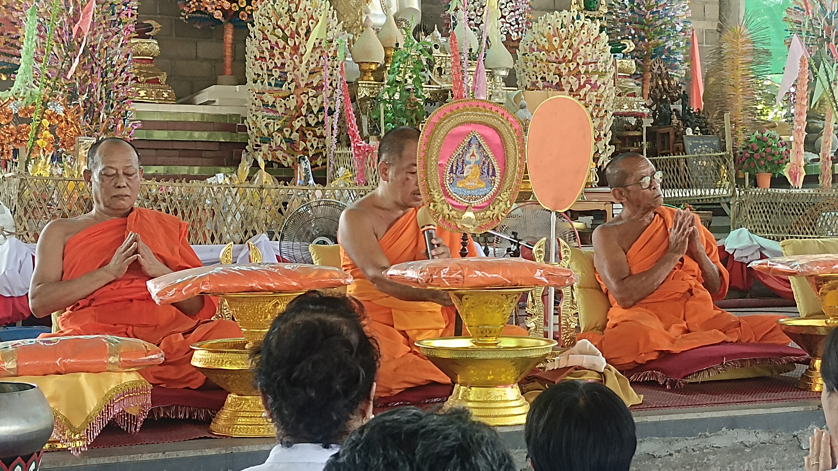 ภาพร่วมพิธีกรรมสำนักสงฆ์ชานเมือง