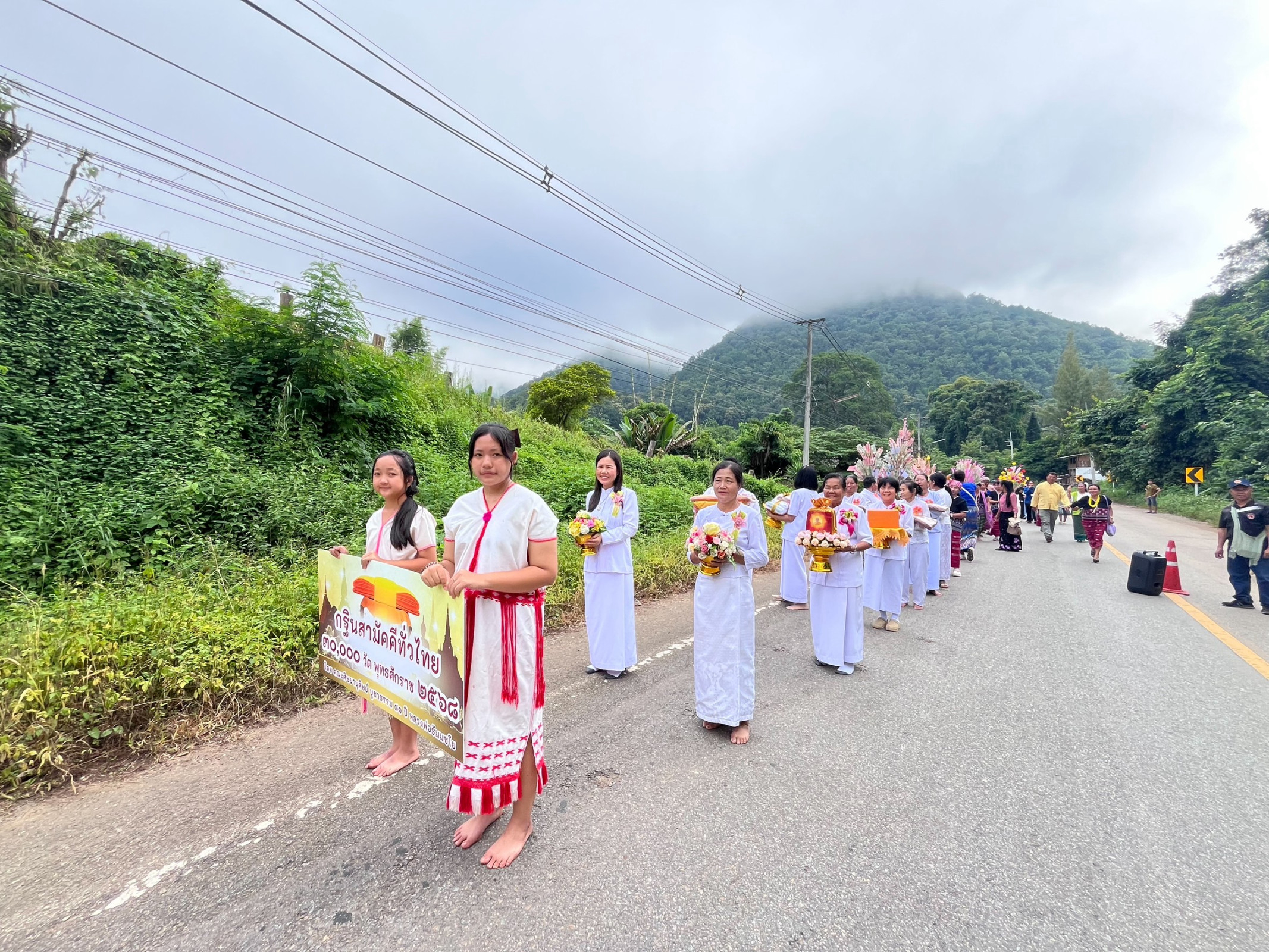 ภาพร่วมขบวนกฐินที่พักสงฆ์ห้วยโป่งกานนอก