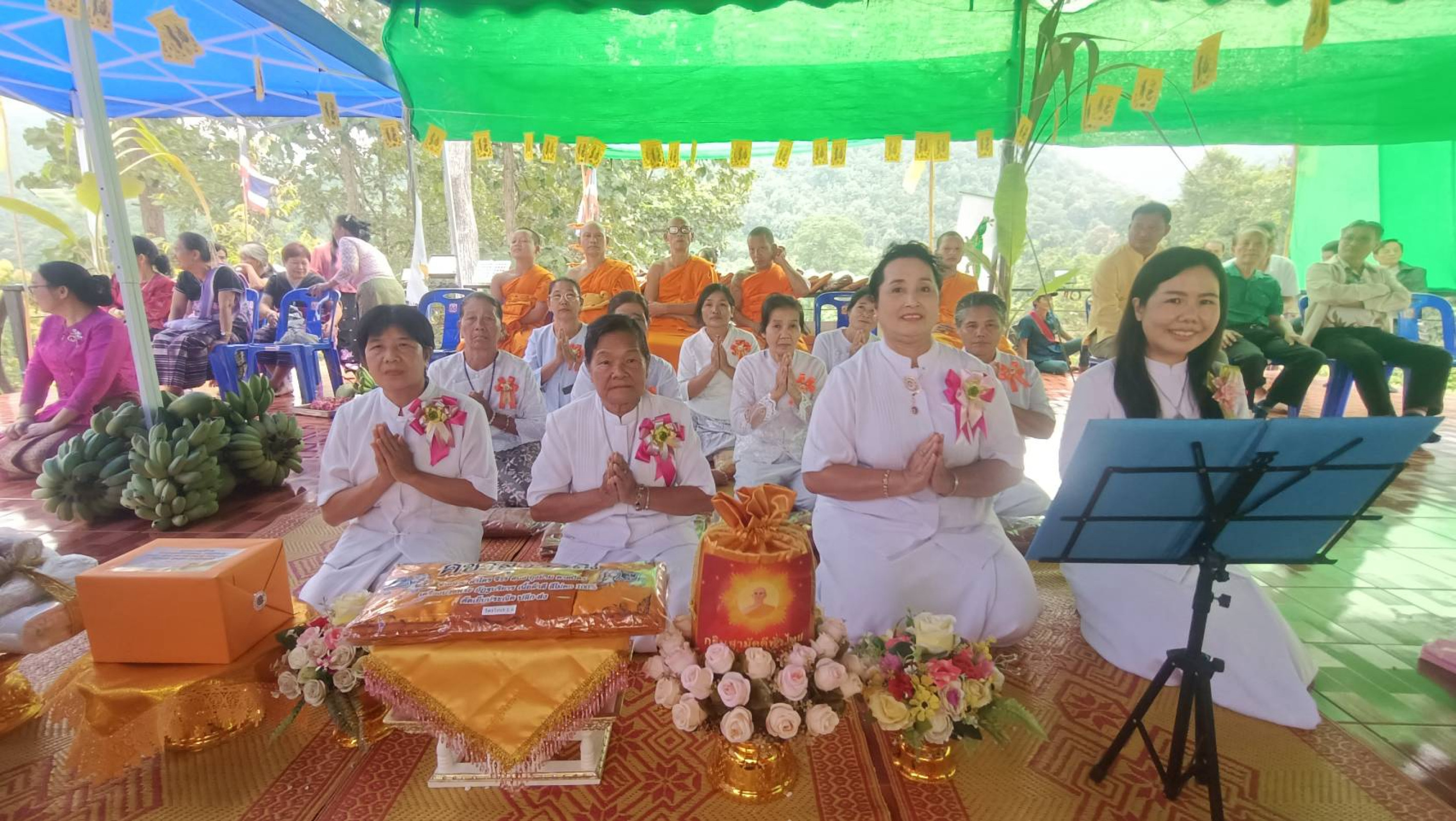 ภาพหมู่ถือพานถวายปัจจัยที่พักสงฆ์ห้วยโป่งกานนอก