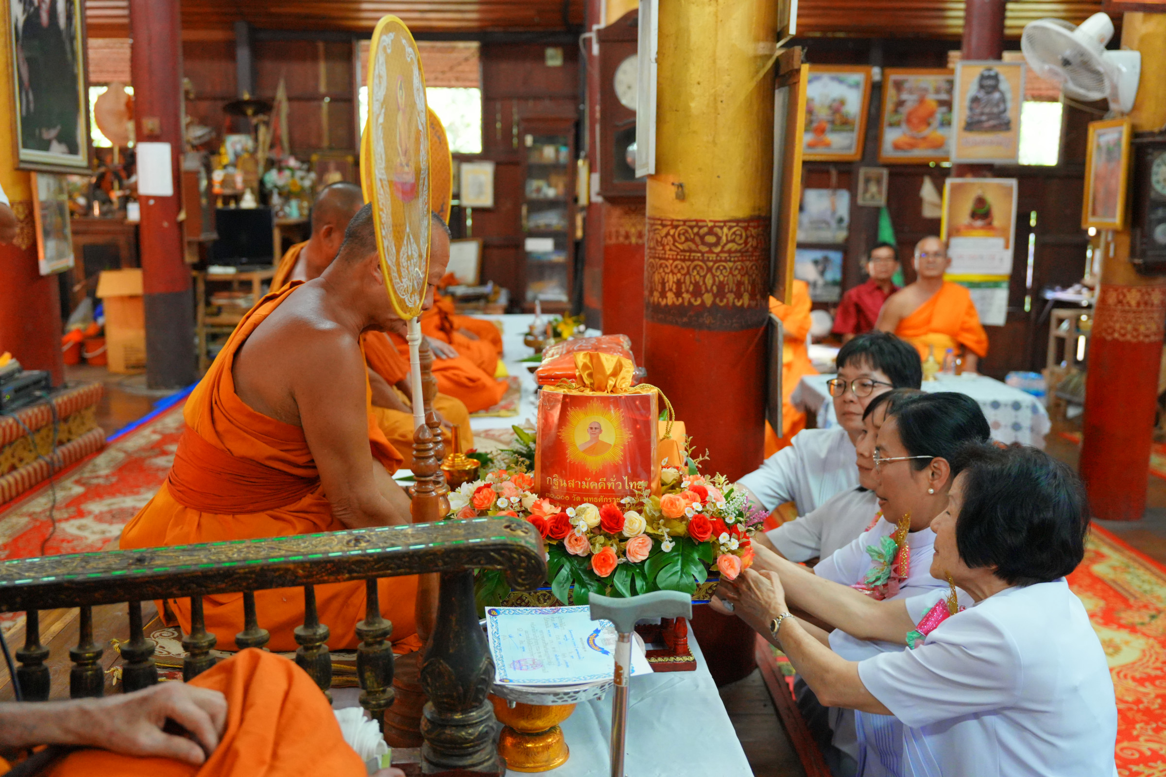 ภาพการถวายปัจจัยวัดกลาง